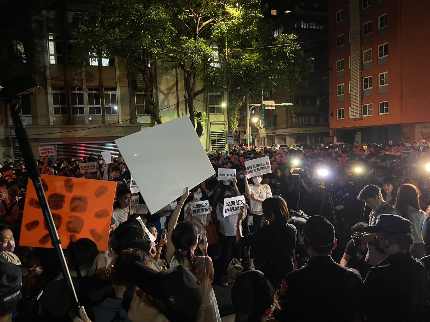 立法院夜審藍營國會改革法案，不滿群眾在院外聚集。