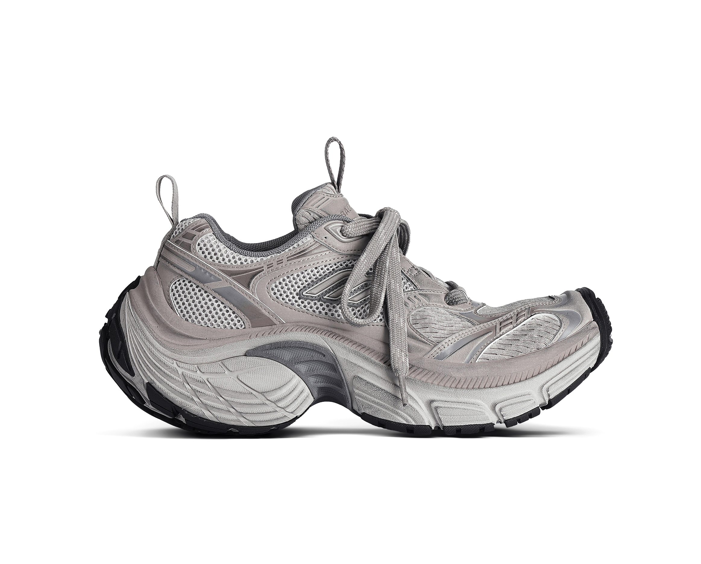 龍子龍女踩這雙6XL運動鞋走春，最霸氣。NT$37,000（BALENCIAGA提供）