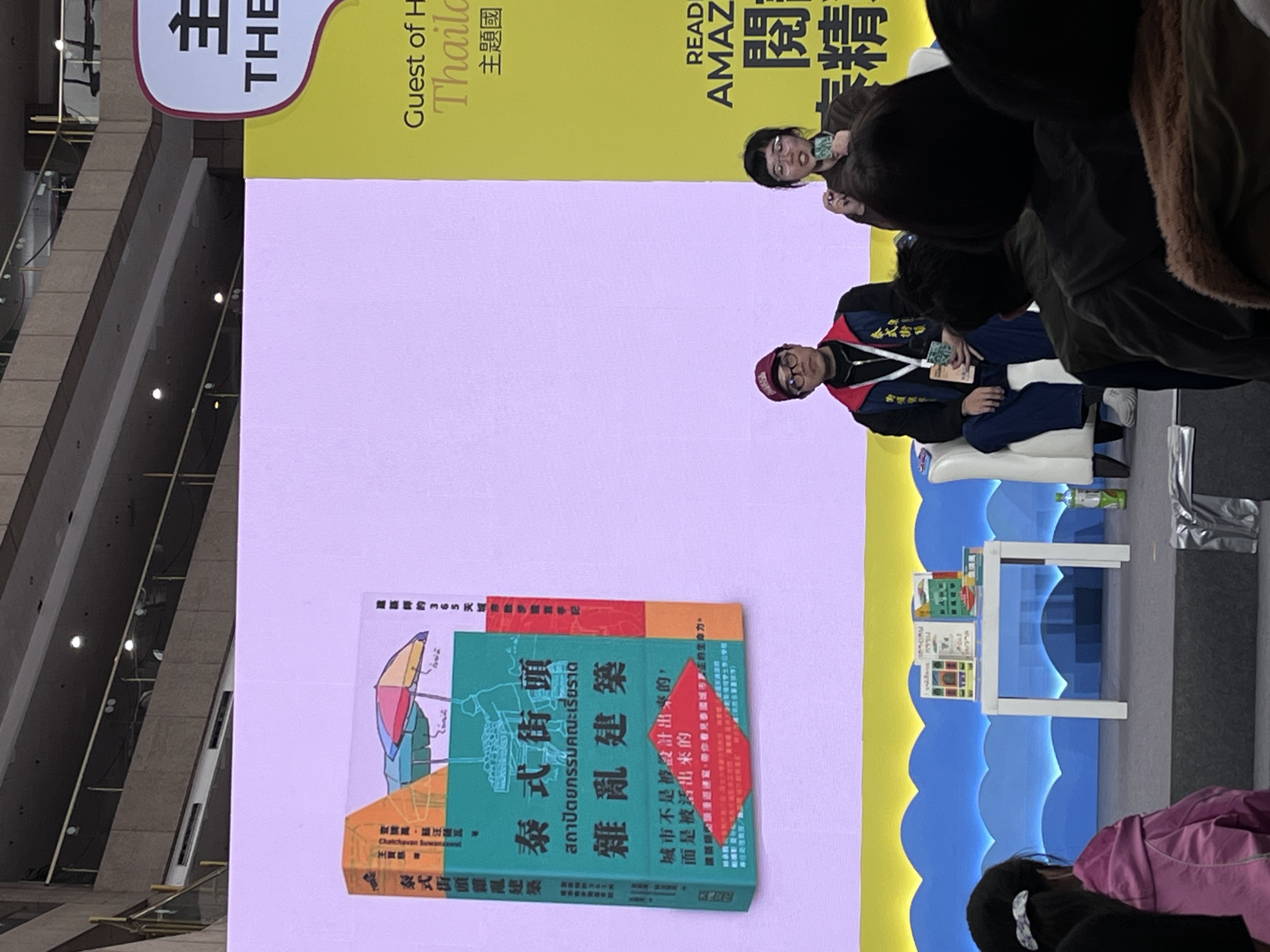 查猜萬穿著特製宮廟背心出席書展活動,簽書會也吸引大批書迷排隊簽名。(唐千雅攝)