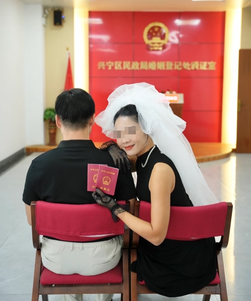 偽娘「阿紅」事件搞得新嫁娘們人人自危，中國這位34歲閃婚張女日前高調曬愛，卻湧入百萬網友看戲留言勸她快逃。（翻攝自小紅書）