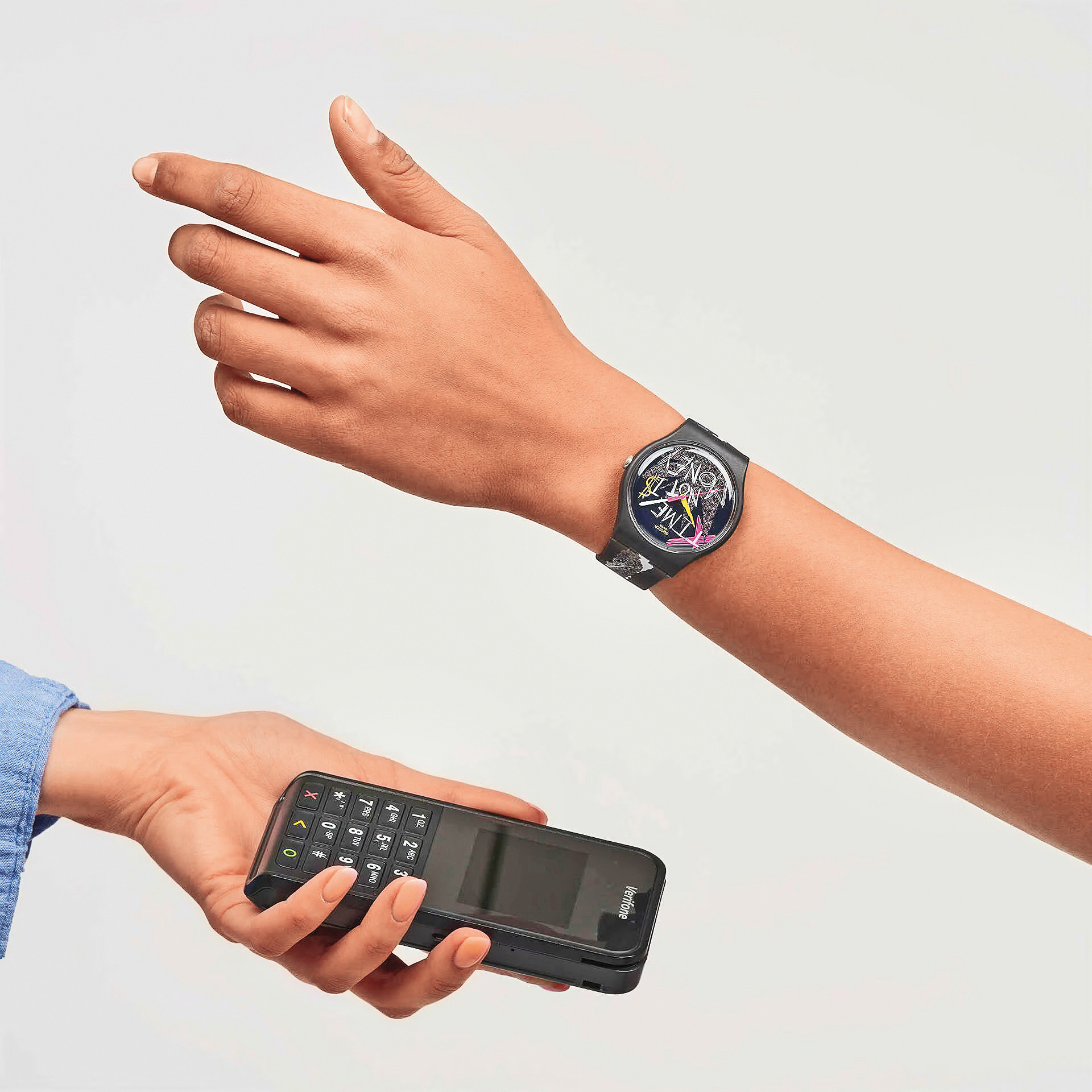 Swatch部分錶款具備感應支付功能,輕鬆連結時尚與便利。(Swatch提供)