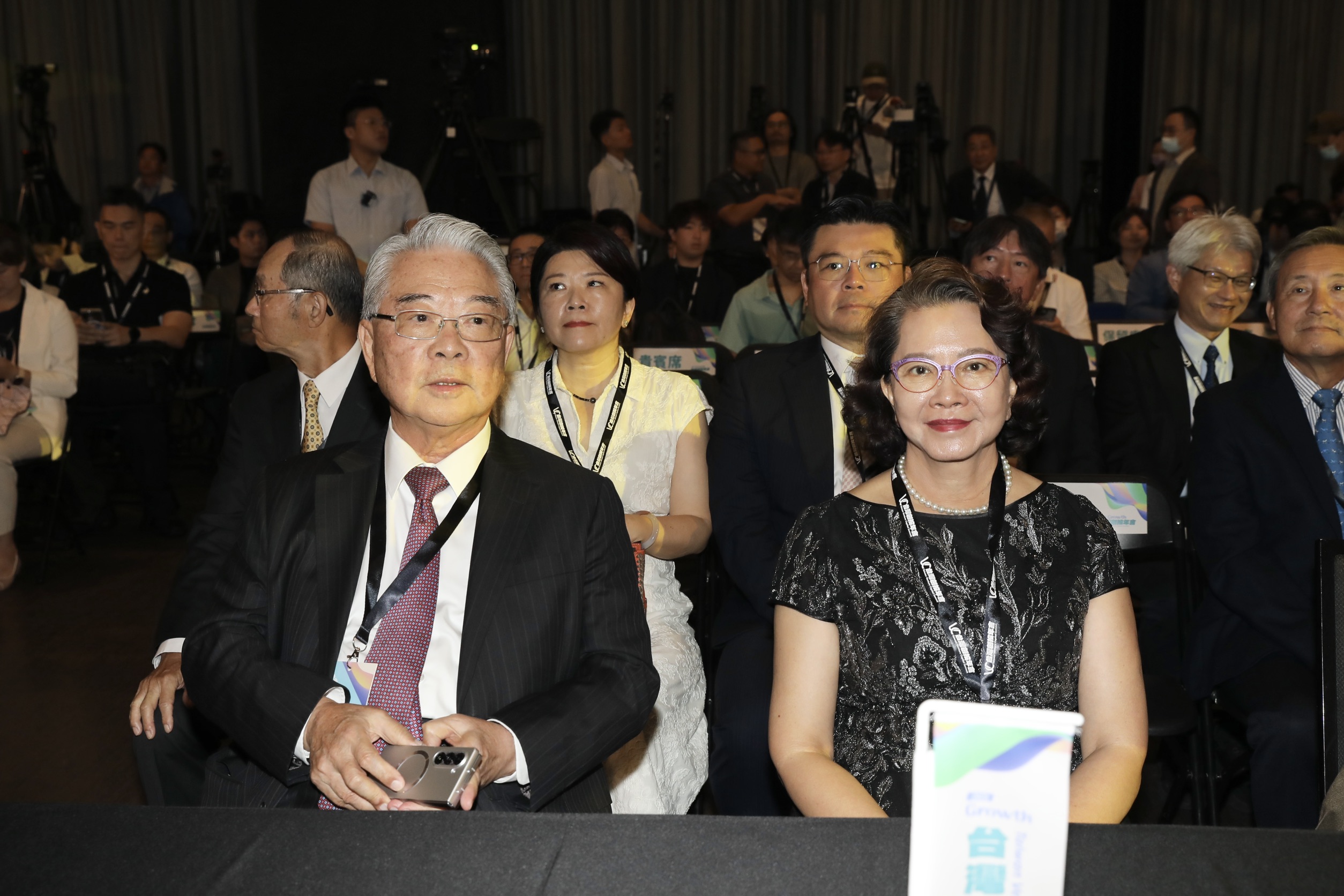 金仁寶集團總裁許勝雄今（12日）榮獲創投之星終身成就獎，全家到場力挺。