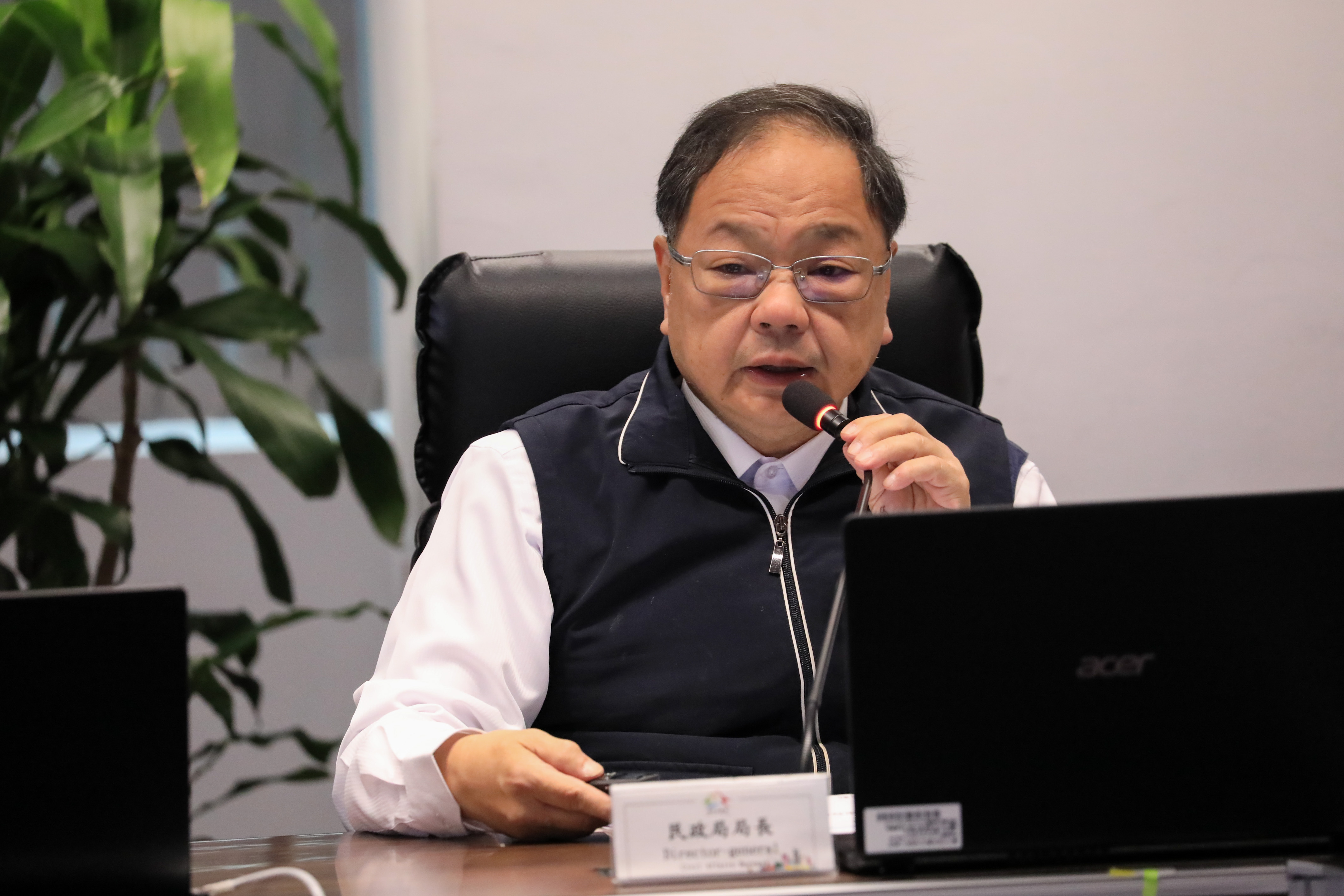 吳世瑋表示，載送役男的遊覽車上播中國軍教片已違反合約，而隨車人員沒有及時制止也將送交考績會議處。（台中市政府提供）