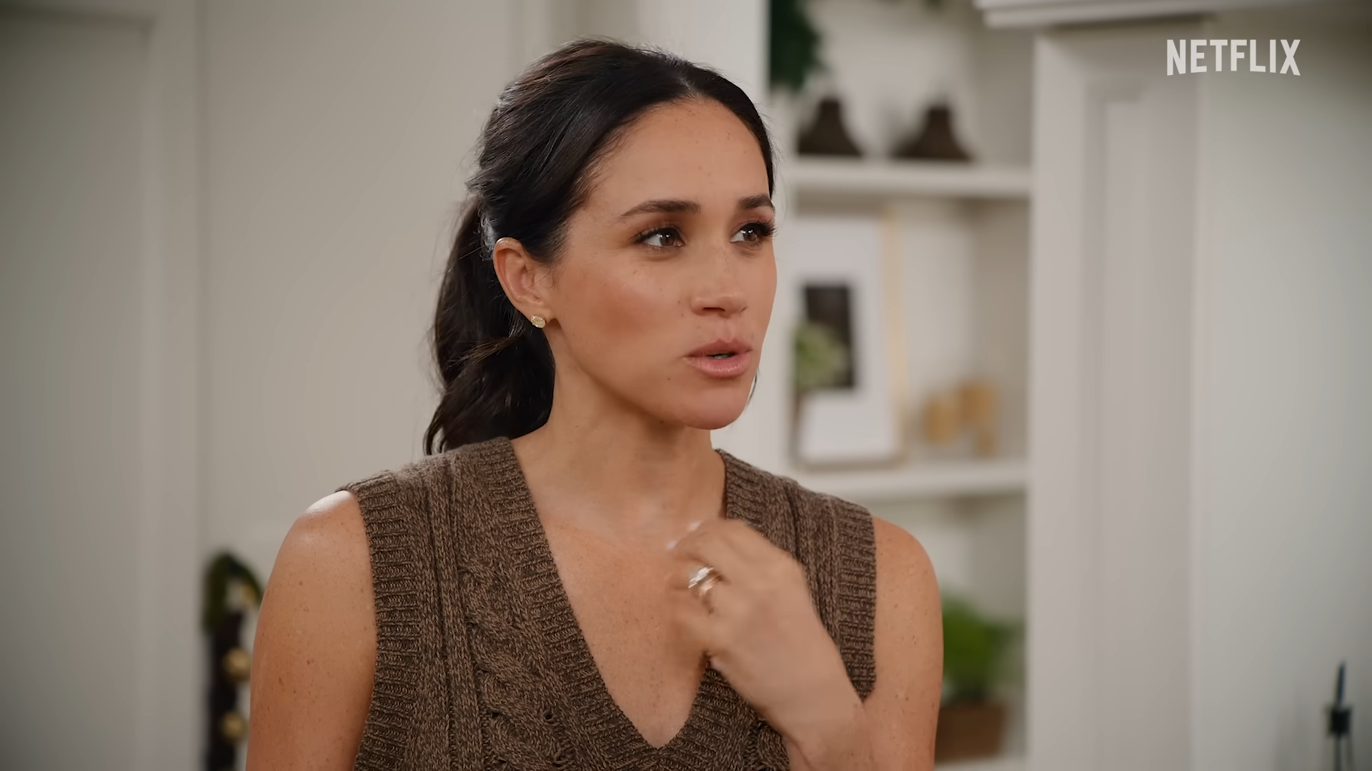 梅根穿Gabriela Hearst針織背心。（翻攝Netflix）