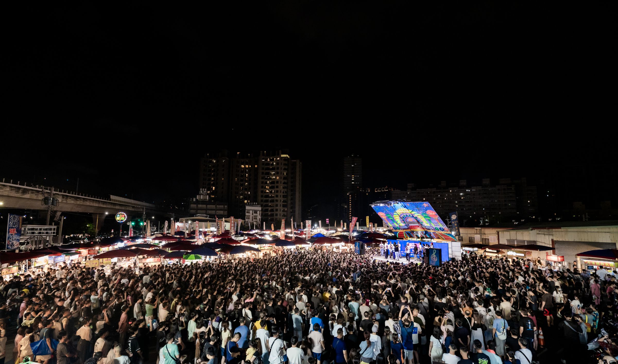 劇組前進台中大慶夜市造勢，放眼望去人山人海擠得水洩不通，比選舉造勢還多人。（曼尼娛樂提供）