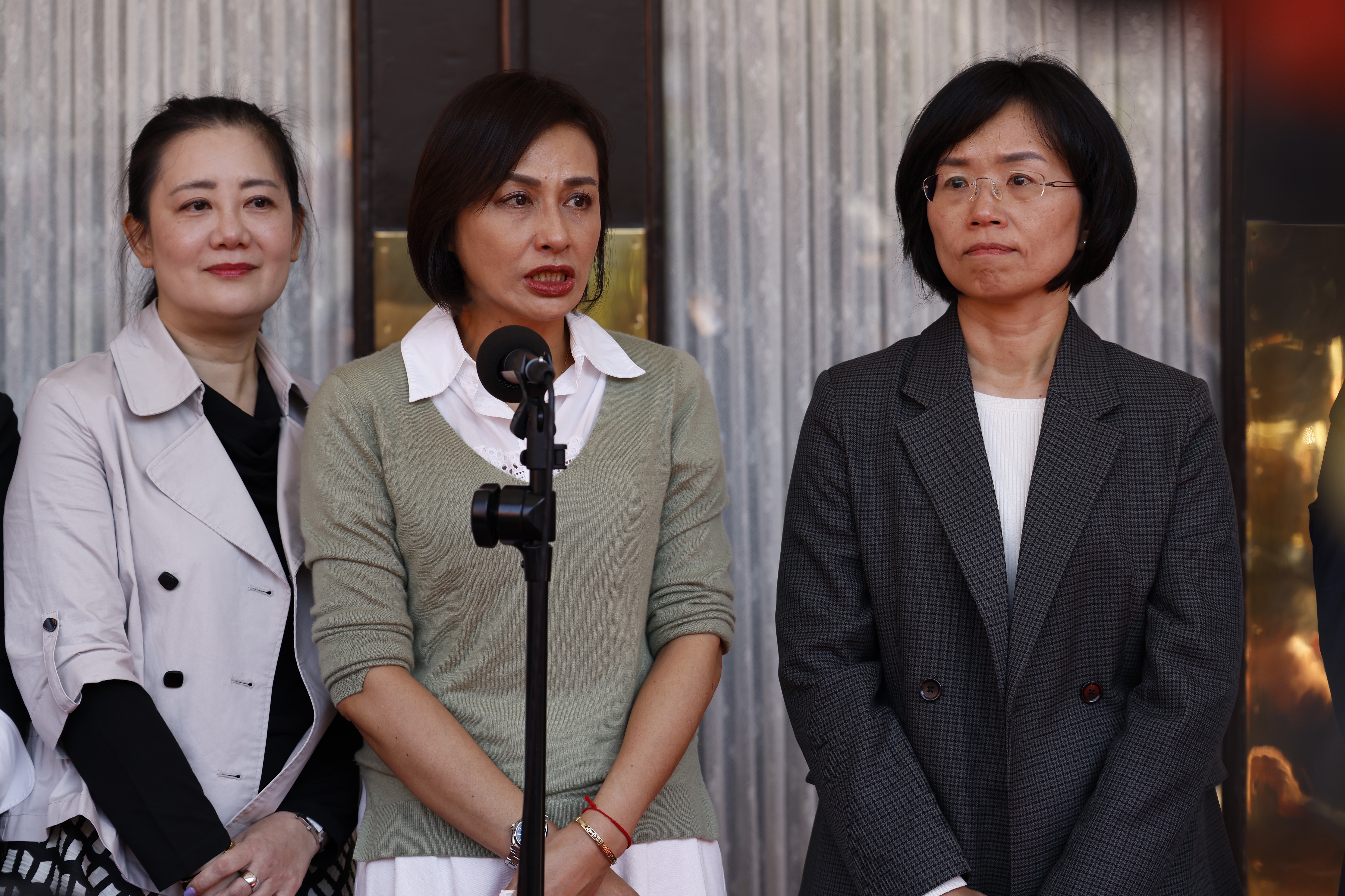 邱議瑩受訪表示，自己大爆炸是因為鄭天財「戒嚴是為了保護台灣」這句話。