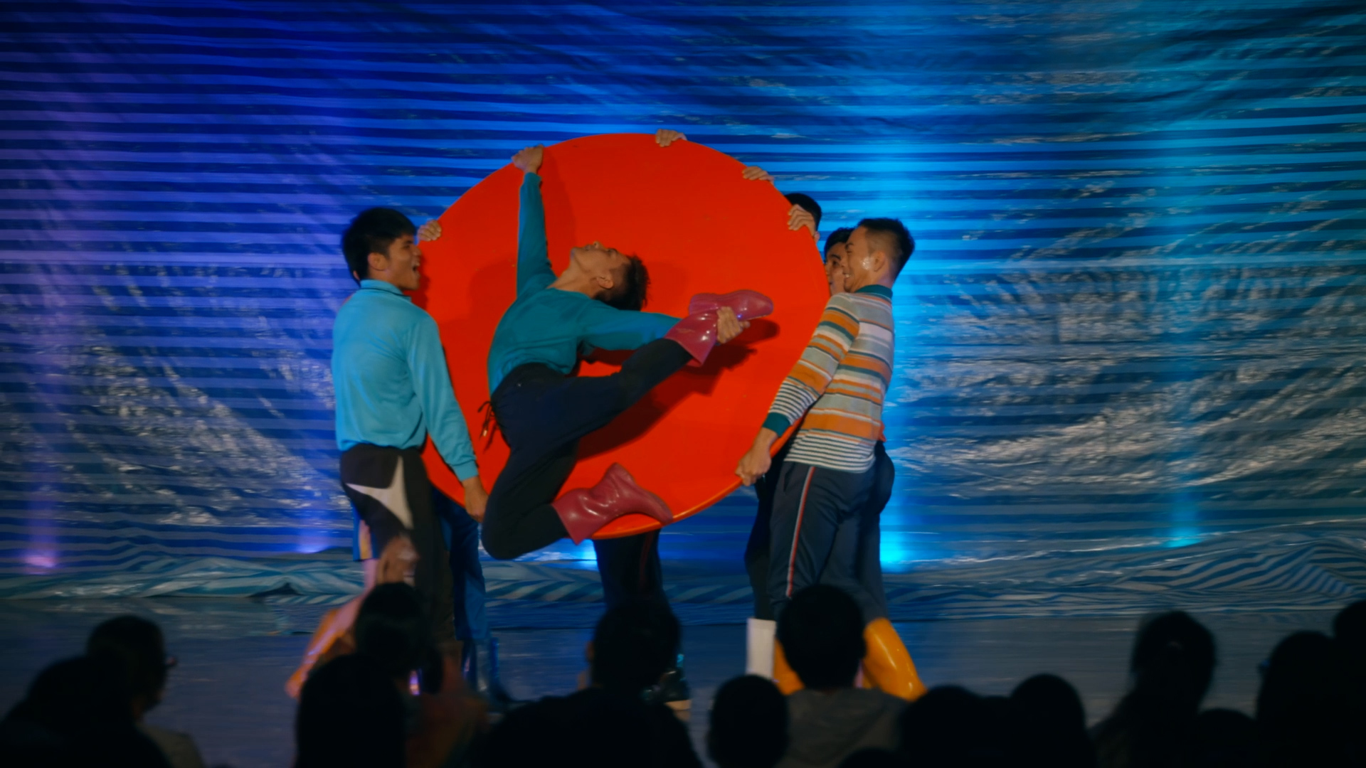 《跳進部落的孩子》以布拉瑞揚與舞者們的原鄉為起點，記錄共同生活的軌跡。（希望影視提供） 