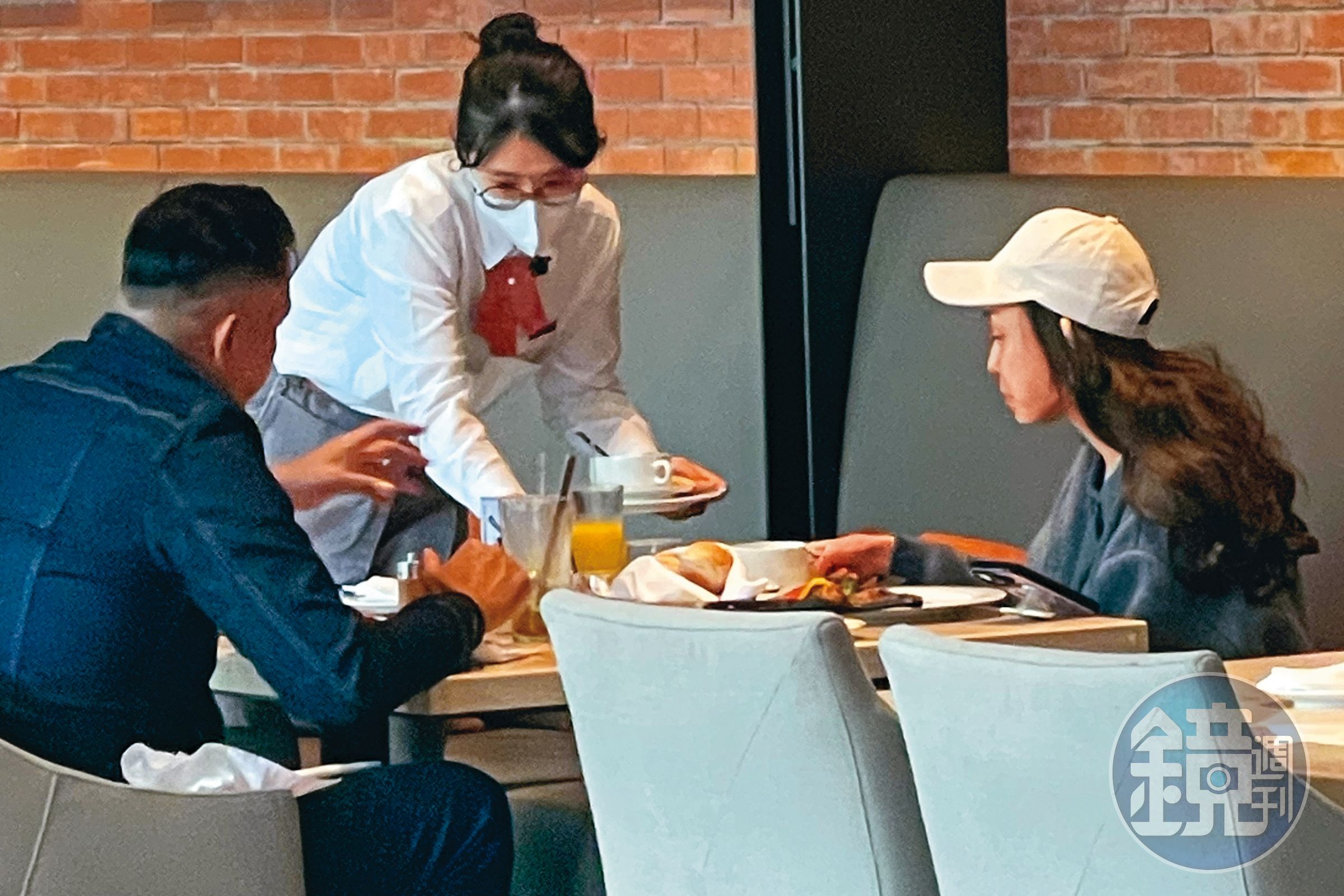 12/25 14:08 范范(右)頂著大素顏與黑人(左)吃飯,過程中,兩人鮮少對談。