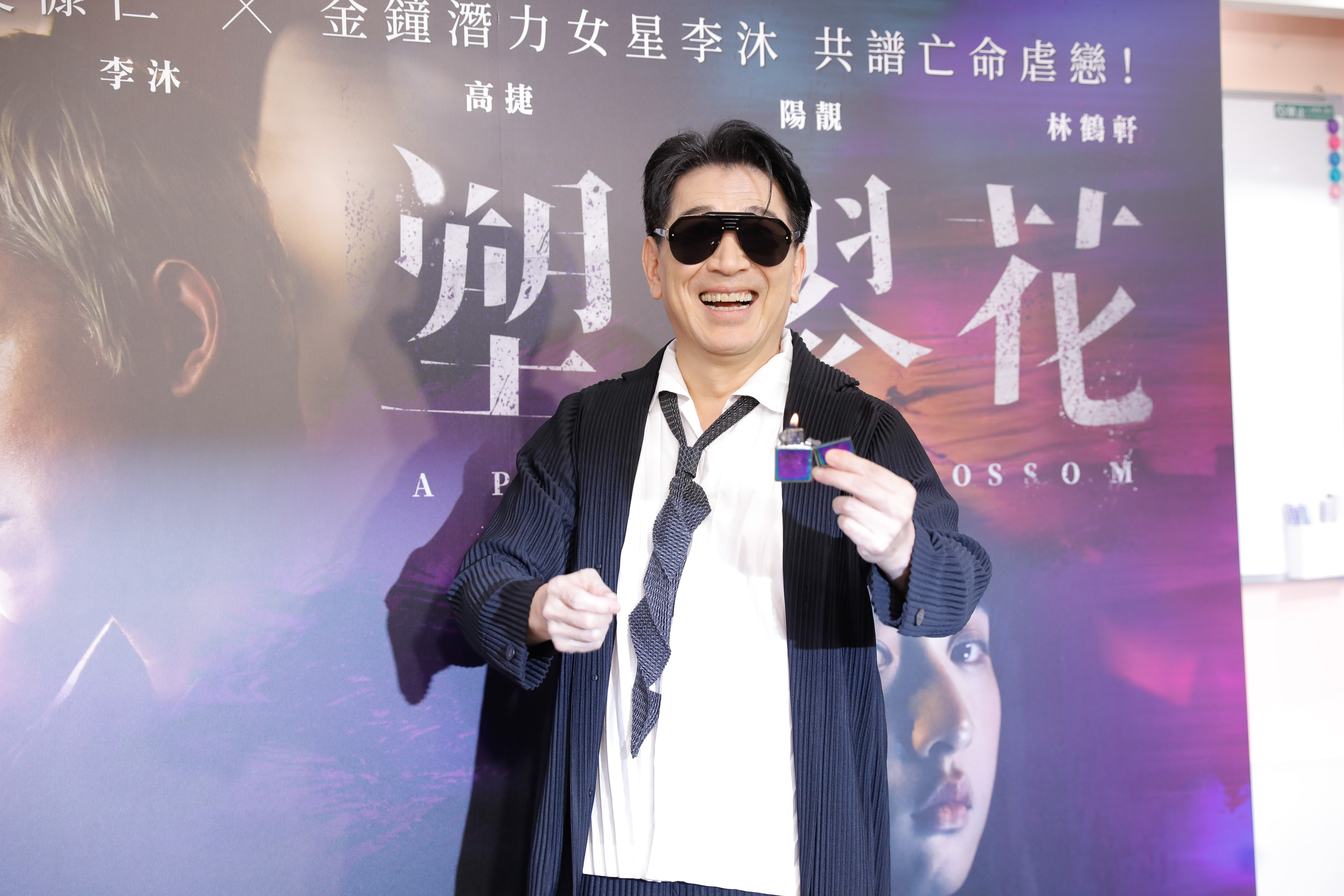 高捷堅持戴墨鏡展現帥氣。