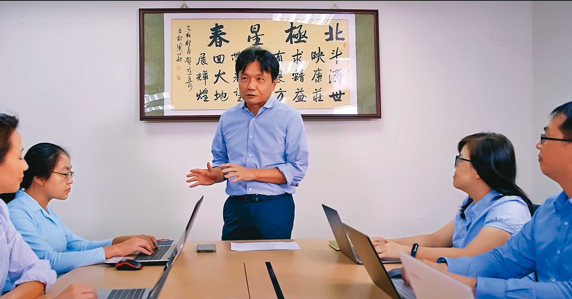 陳鴻文（中）認為明年底前，北極星可望拿到第一張藥證。（翻攝北極星藥業官網）