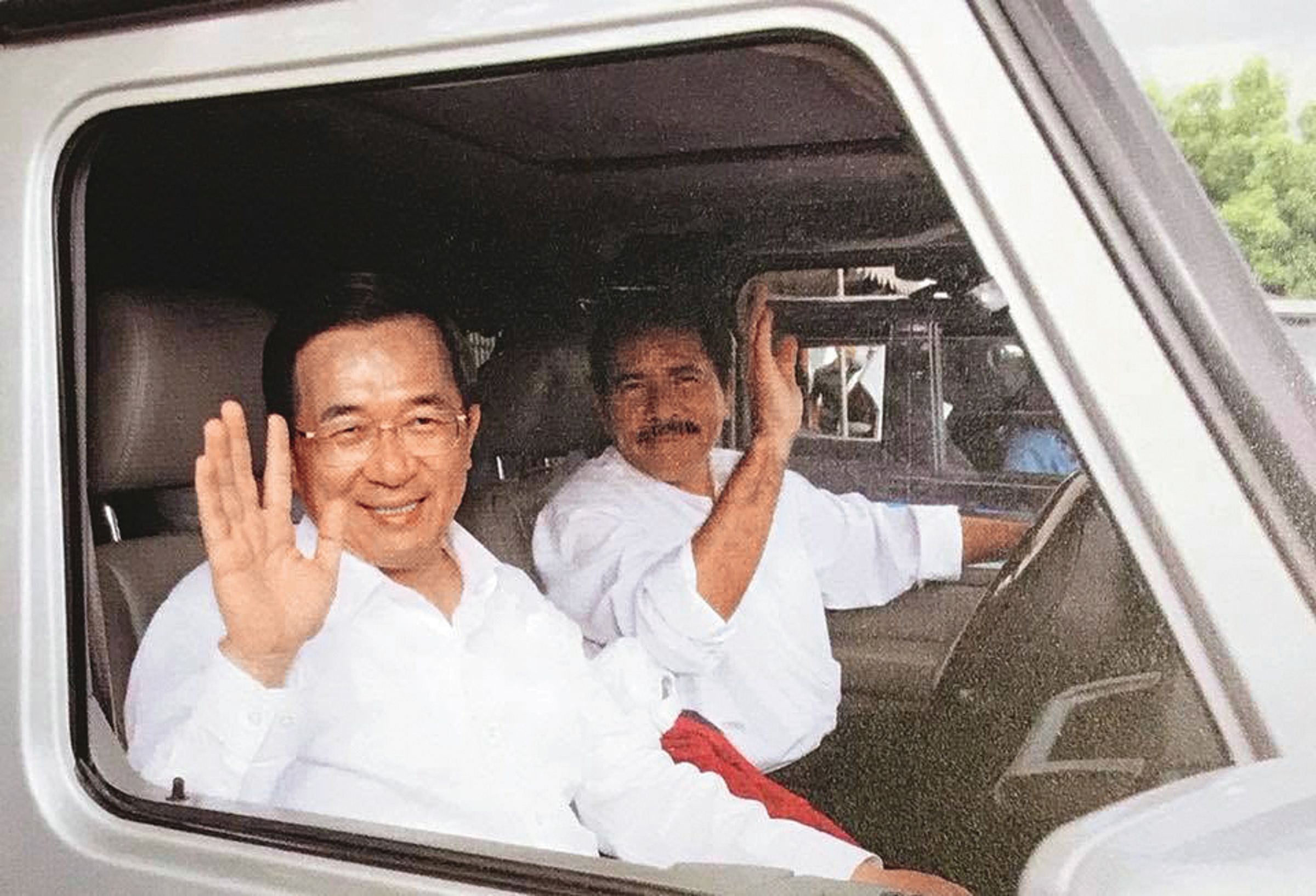 阿扁（左）總統任內2次國是訪問，到訪7非洲邦交國。圖為2007年阿扁出訪尼加拉瓜，總統奧蒂嘉（右）親自開車接送。（翻攝陳水扁勇哥物語臉書）