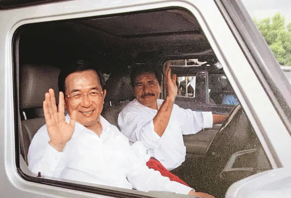 阿扁（左）總統任內2次國是訪問，到訪7非洲邦交國。圖為2007年阿扁出訪尼加拉瓜，總統奧蒂嘉（右）親自開車接送。（翻攝陳水扁勇哥物語臉書）