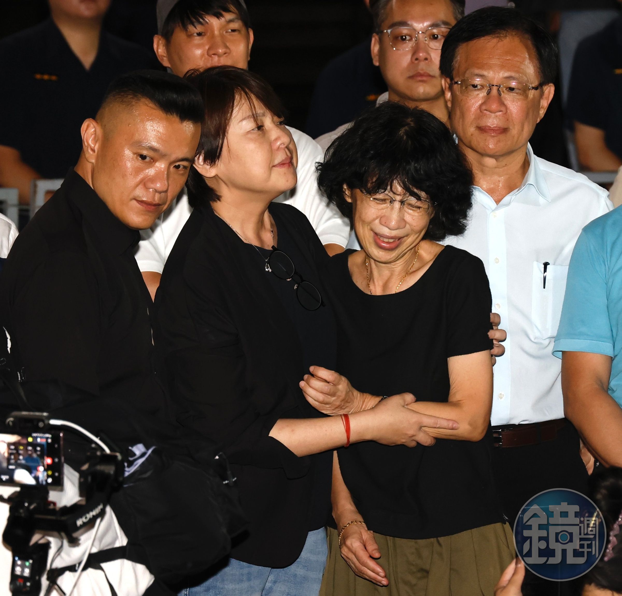 柯文哲步出北檢向支持者致意、簡短發表談話後,與陳佩琪、黃珊珊搭車抵達黃珊珊汐止住處。