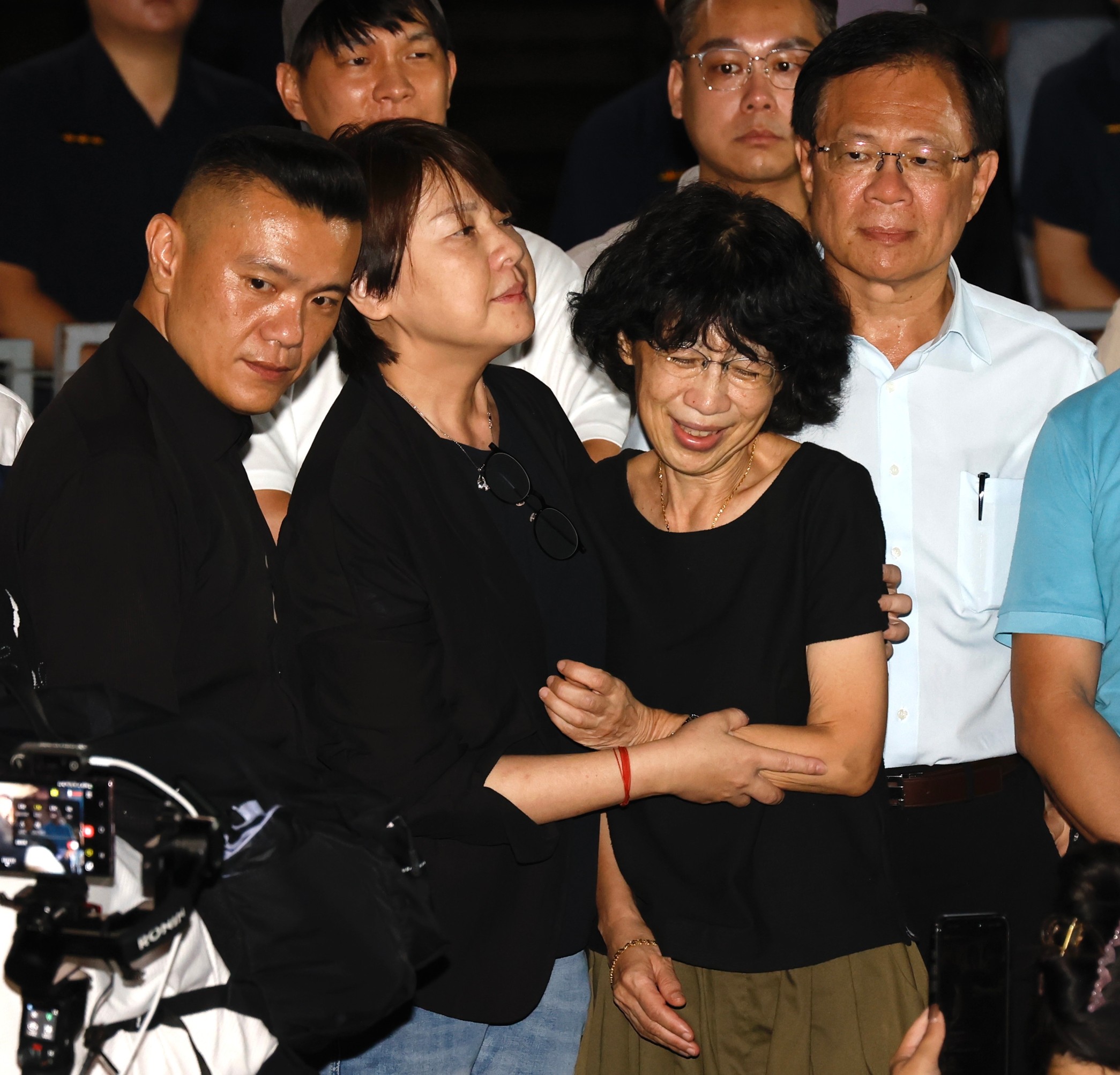 柯文哲步出北檢向支持者致意、簡短發表談話後，與陳佩琪、黃珊珊搭車抵達黃珊珊汐止住處。