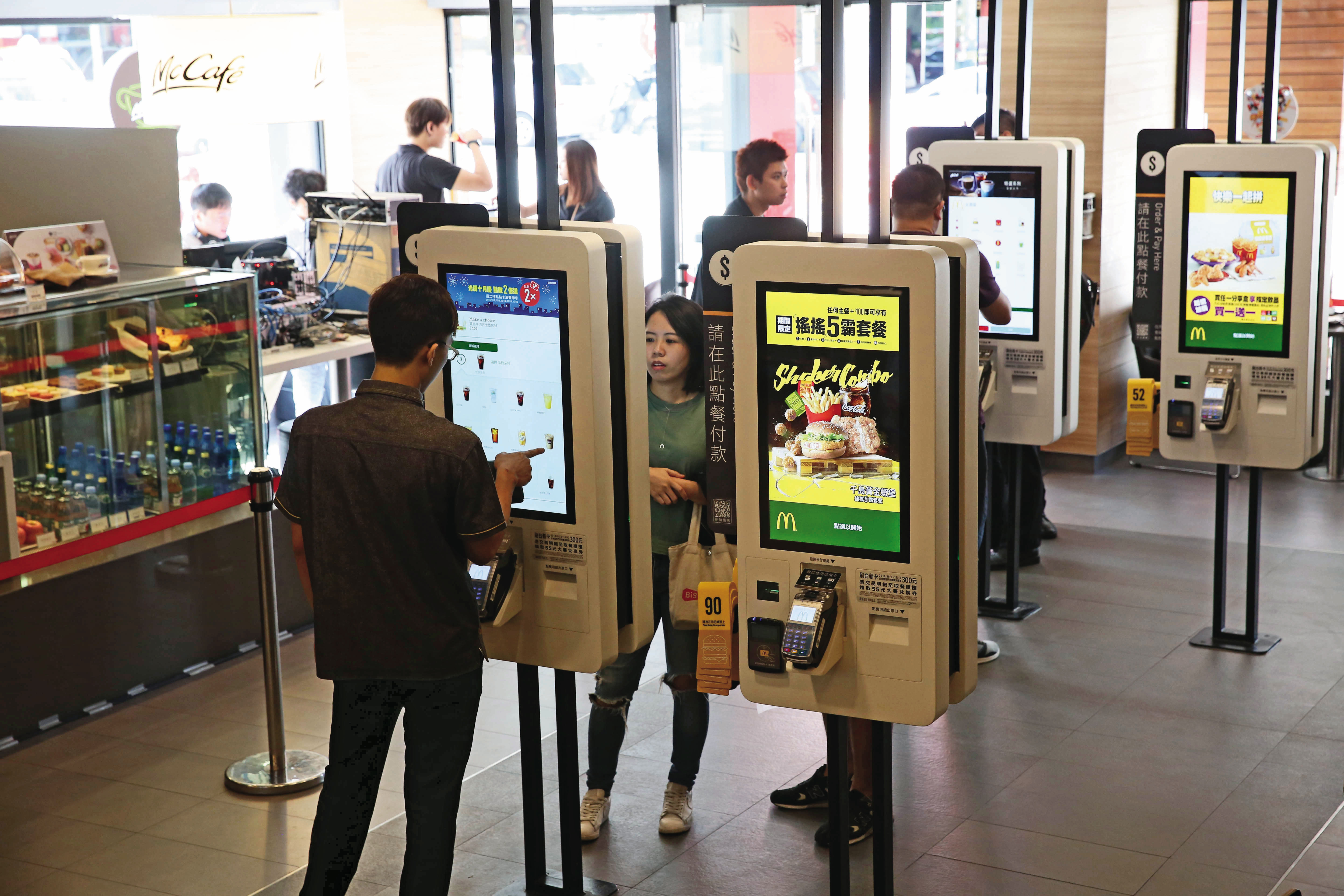 DeepSeek的崛起，大幅降低中小型餐飲業者數位轉型門檻，生成式邊緣AI不再只有大型企業專屬。