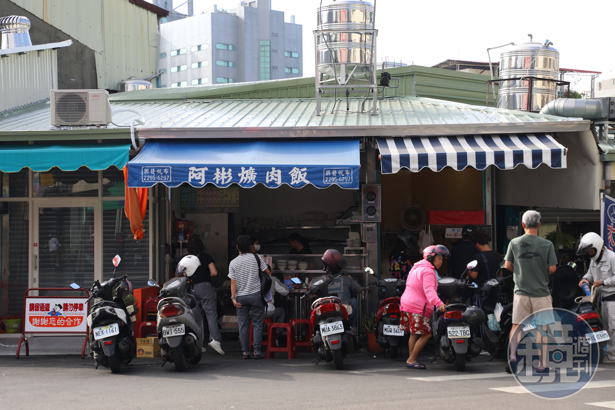 「阿彬爌肉飯」的店面雖然不起眼,卻經常大排長龍,通常中午時段會提早賣完收攤。(何宗昇攝)