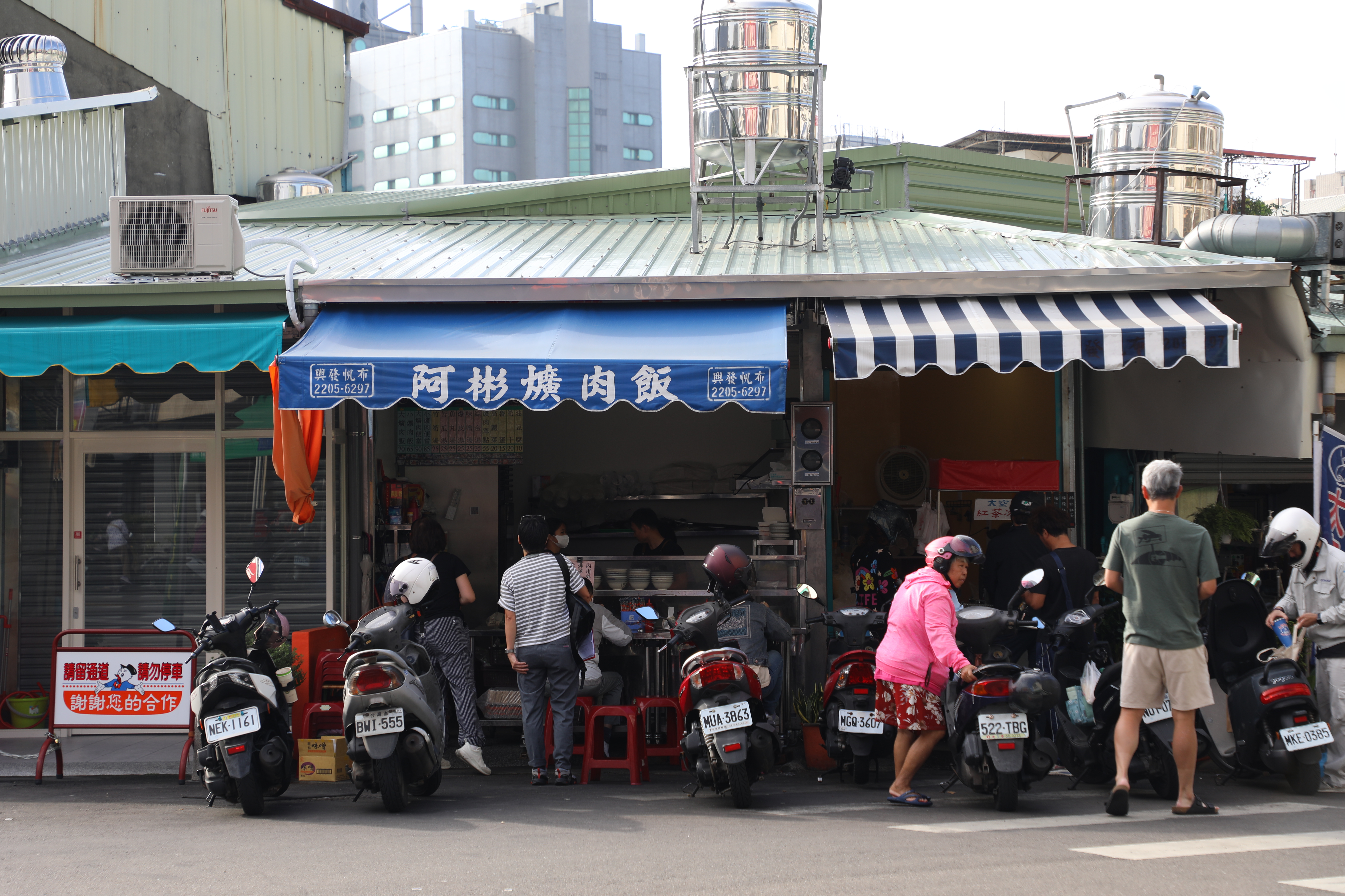 「阿彬爌肉飯」的店面雖然不起眼,卻經常大排長龍,通常中午時段會提早賣完收攤。(何宗昇攝)