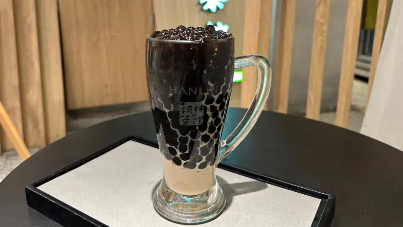 翰林茶館推出翻轉珍奶，珍珠比例超高幾乎看不到奶。（翰林茶館提供）