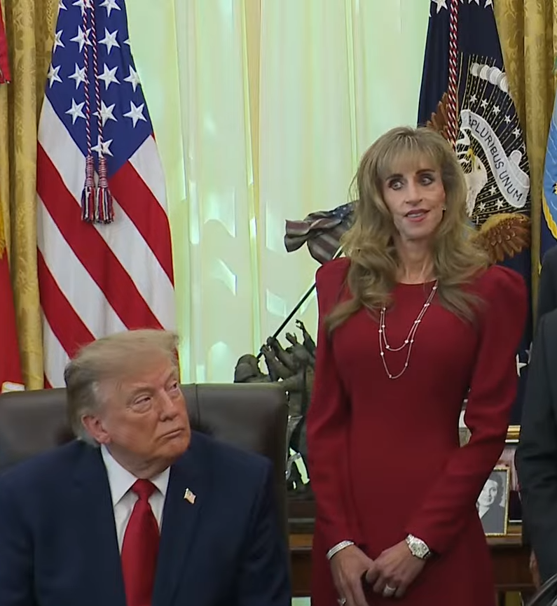 蘇珊戴爾（右）站在川普身旁，身穿紅色洋裝，相當搶眼。（翻攝The White House YouTube）