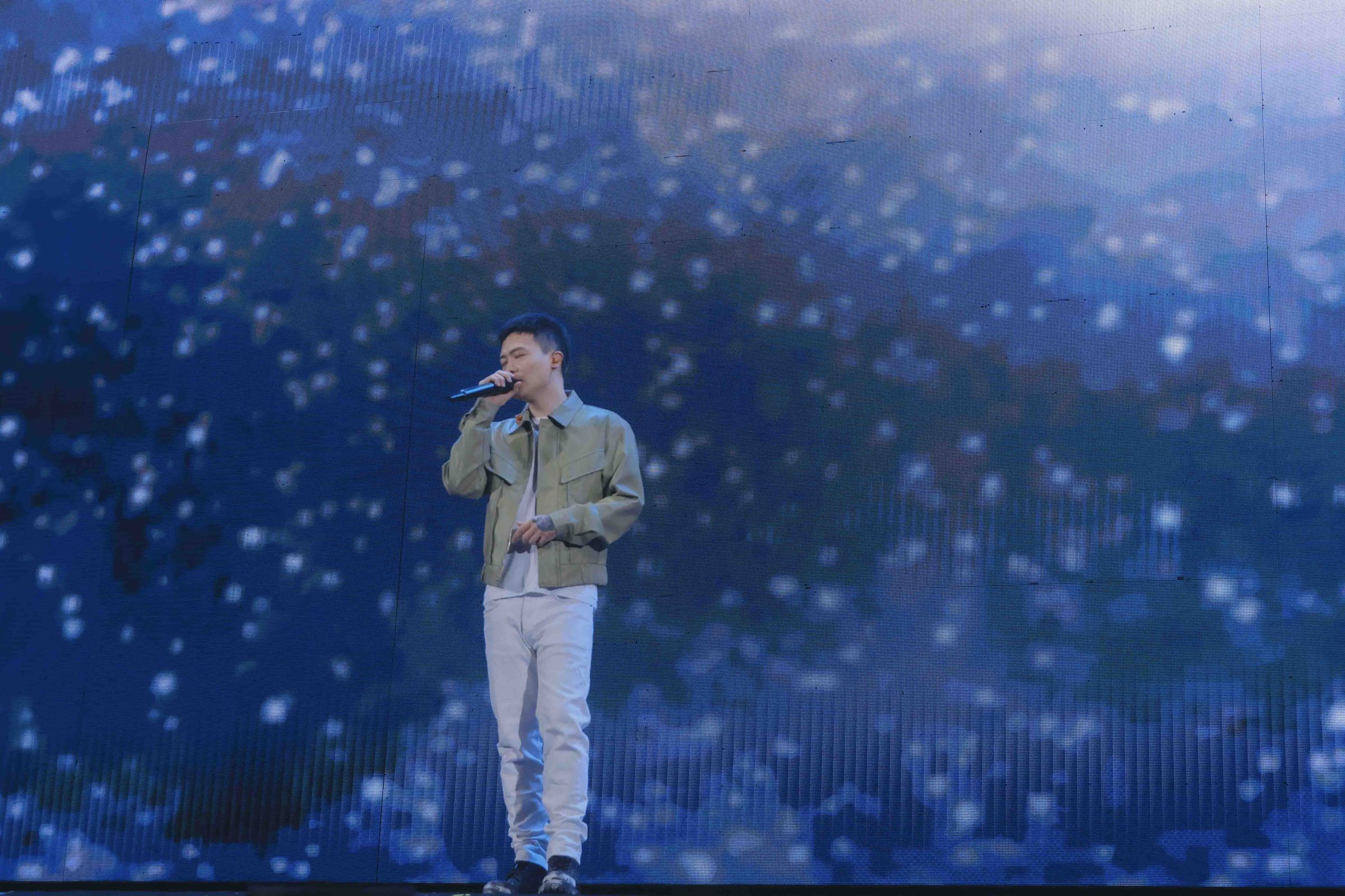 蕭秉治擔任五月天演唱會嘉賓,帶來了新專輯《完人》新曲〈我對你的愛沒有盡頭〉。(相信音樂提供)