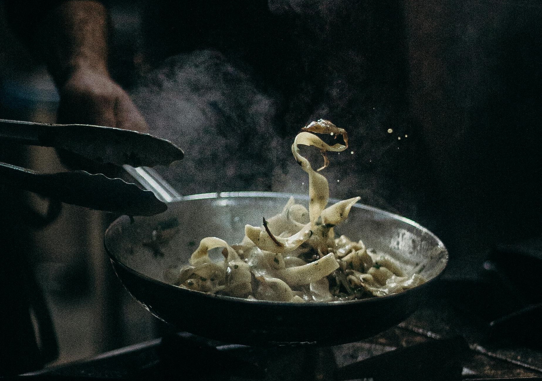 醫師表示,煮菜之油煙是引發肺腺癌的其一危險因子。(示意圖,pexels)