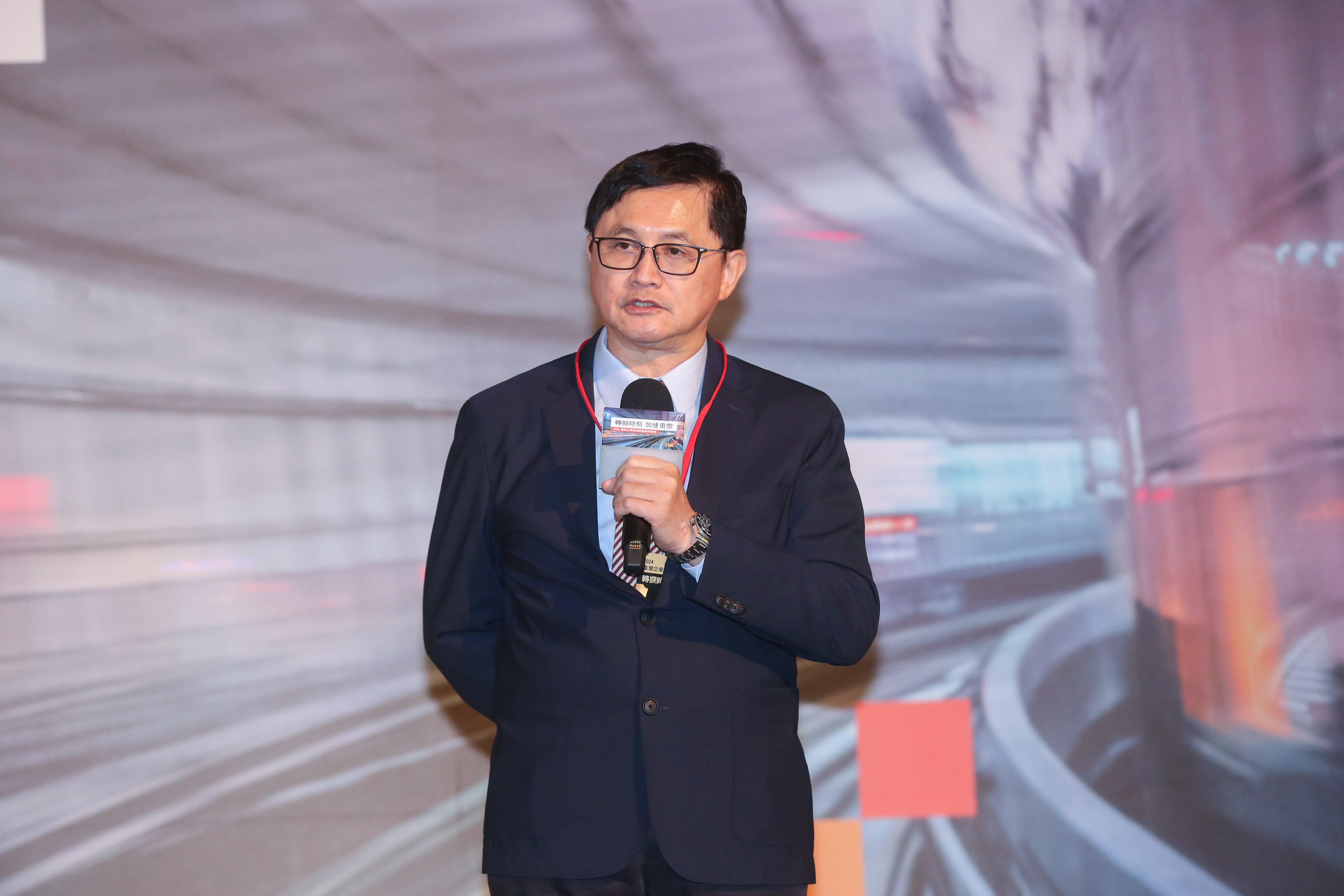 和碩董事長童子賢沉重呼籲，不該再用民粹方法繼續擴大工程建設。