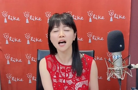 高嘉瑜跟風翻唱抖音神曲〈沒出息〉唱到走音。（翻攝自高嘉瑜臉書）