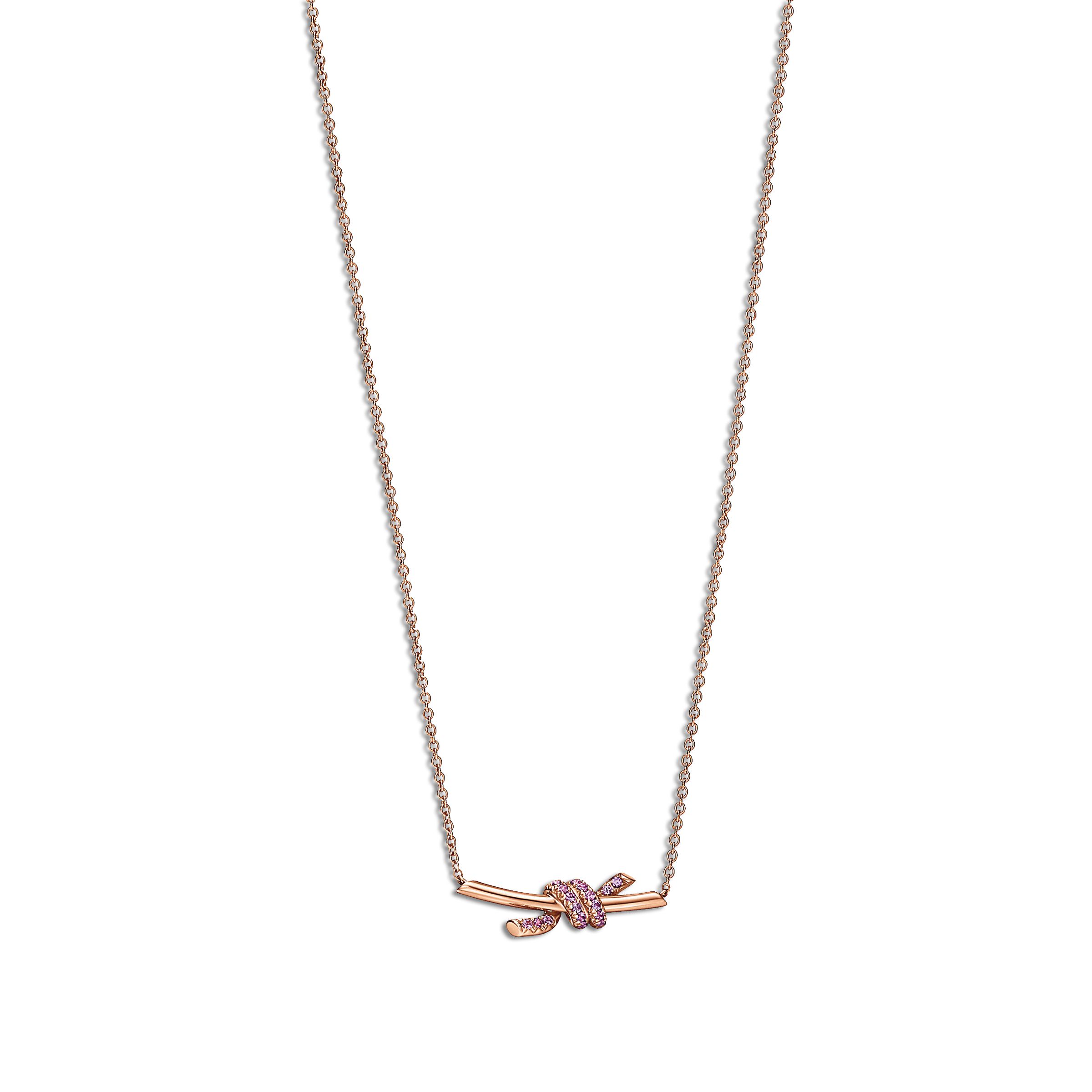 Tiffany Knot 粉色藍寶石玫瑰金鍊墜(小型款)。約NT$89,000(Tiffany & Co.提供)