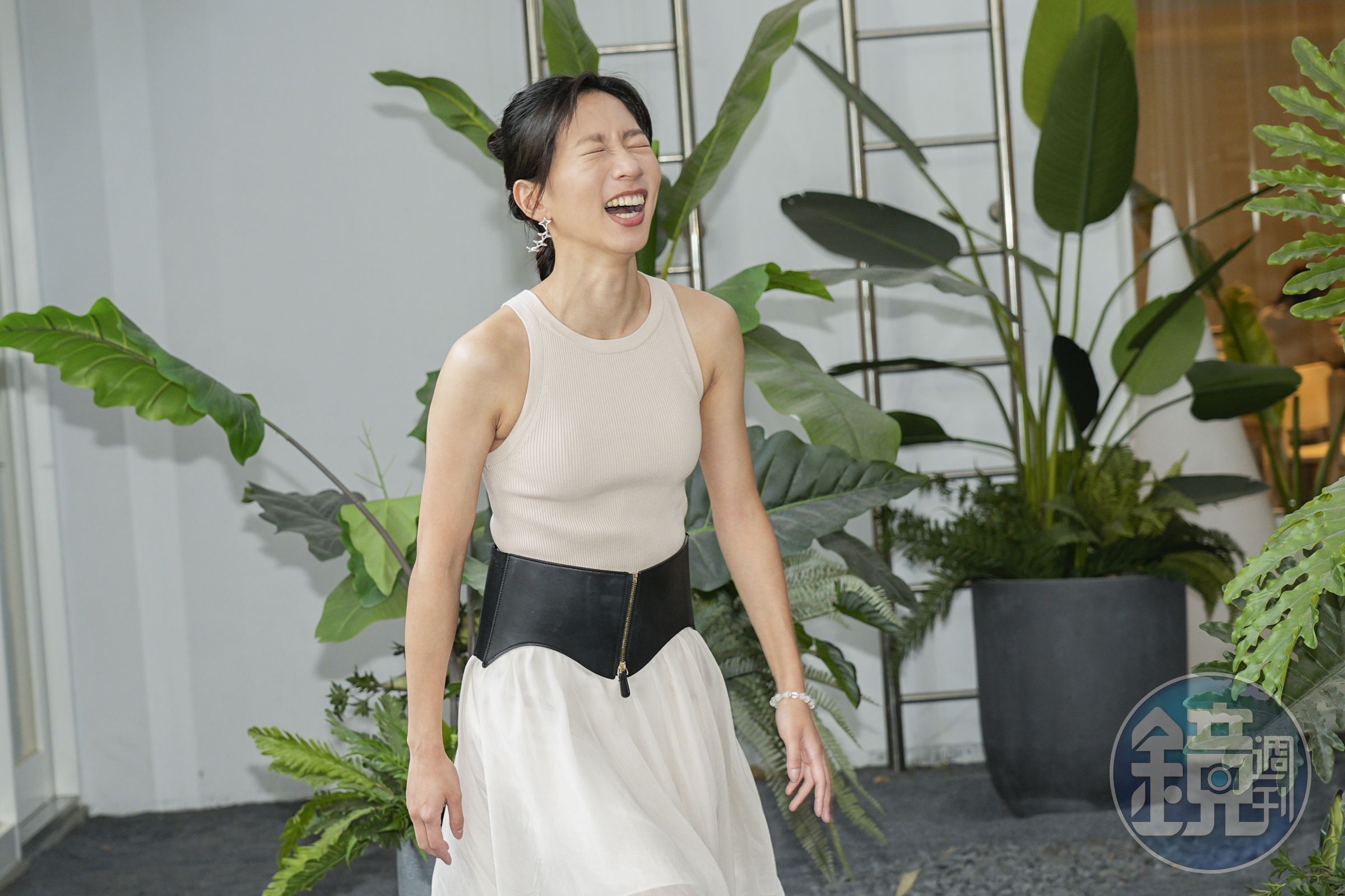 陳妤個性直率可愛，拍照表情豐富。
