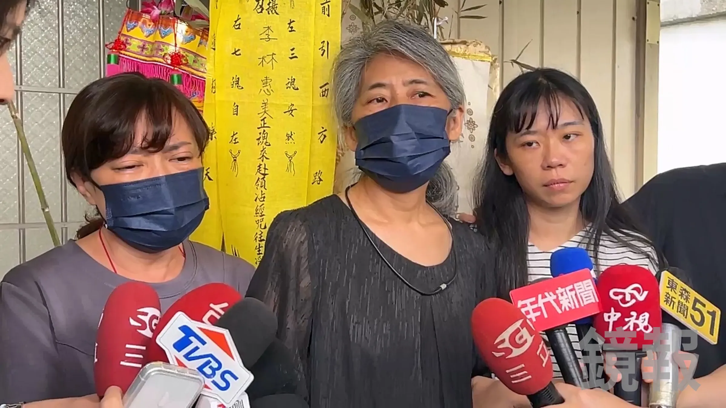 女警的母親（中）與姊姊（右）受訪時指責肇事女大生態度不佳。（鏡報辛啓松）