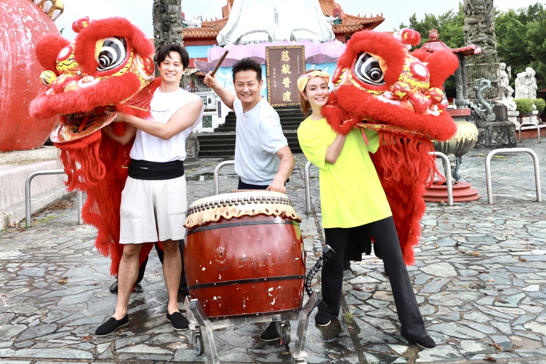 徐乃麟帶著兒子徐新洋與莎莎來學習體驗傳統技藝「弄獅」。（民視提供）