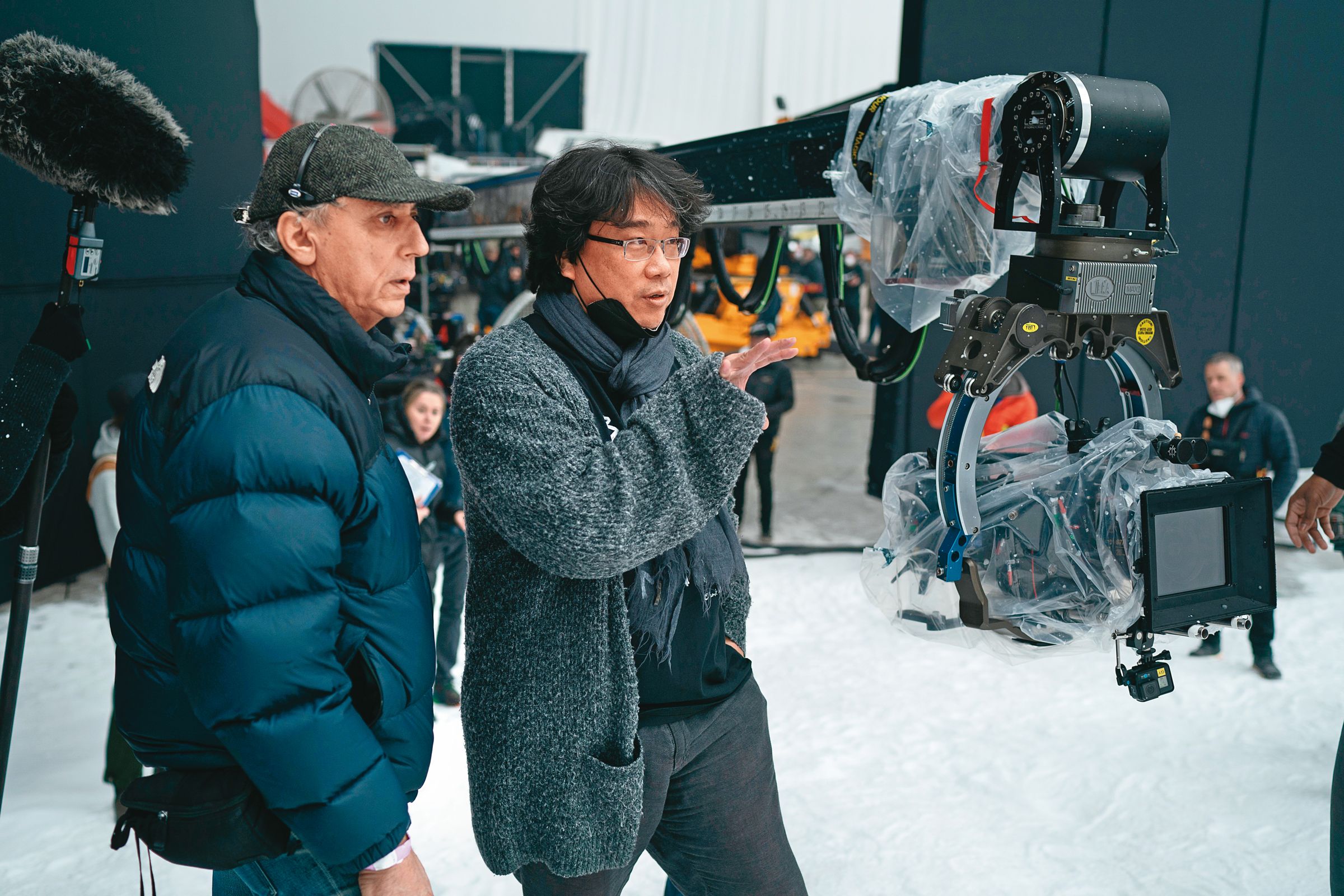 奉俊昊（右）曾與英、日語團隊合作，對外語製作環境相當熟悉。（華納兄弟電影提供）