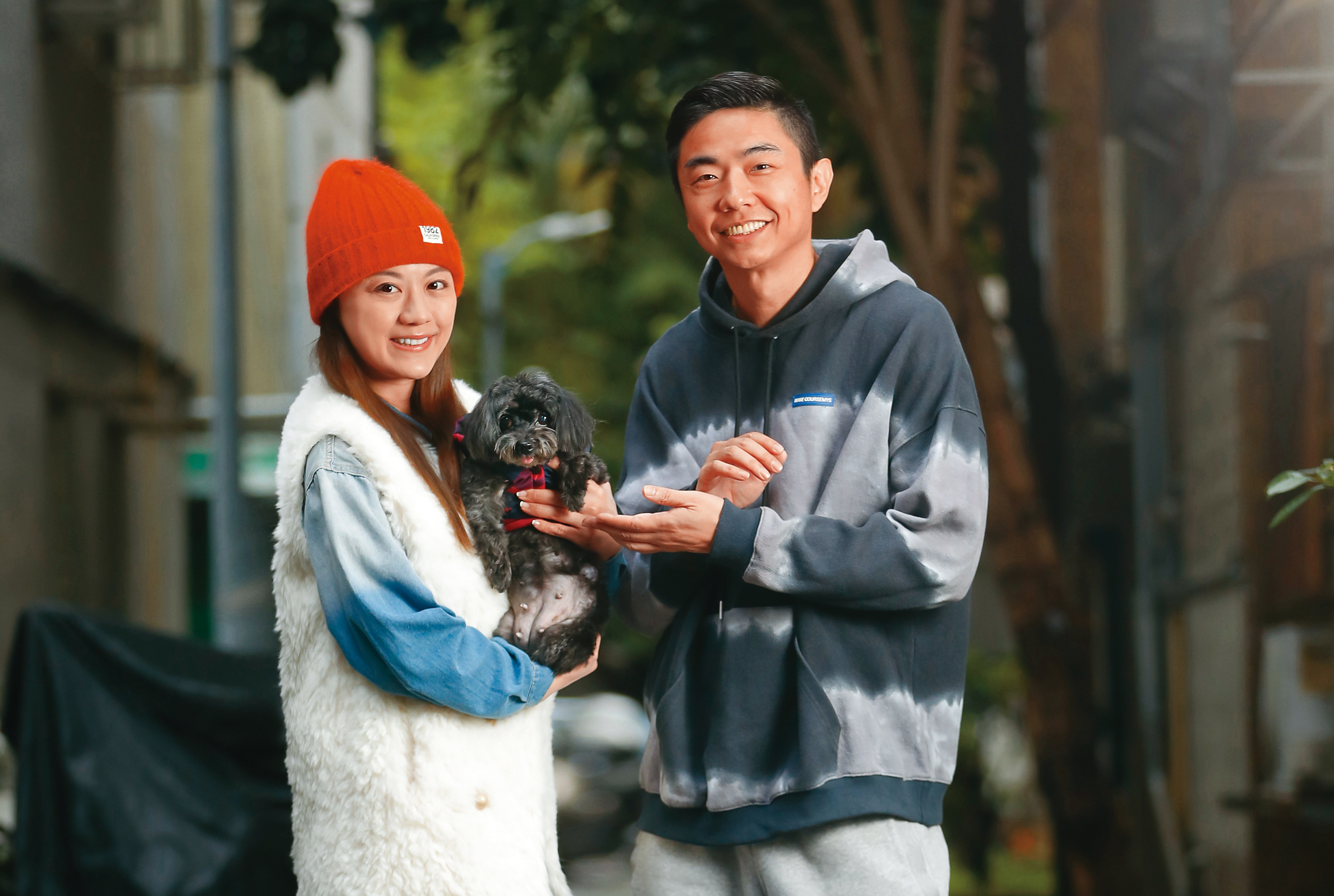 苗真帶著寶貝Hime來找熊爸，13歲的Hime在戶外怕得發抖，苗真得不停安撫牠。