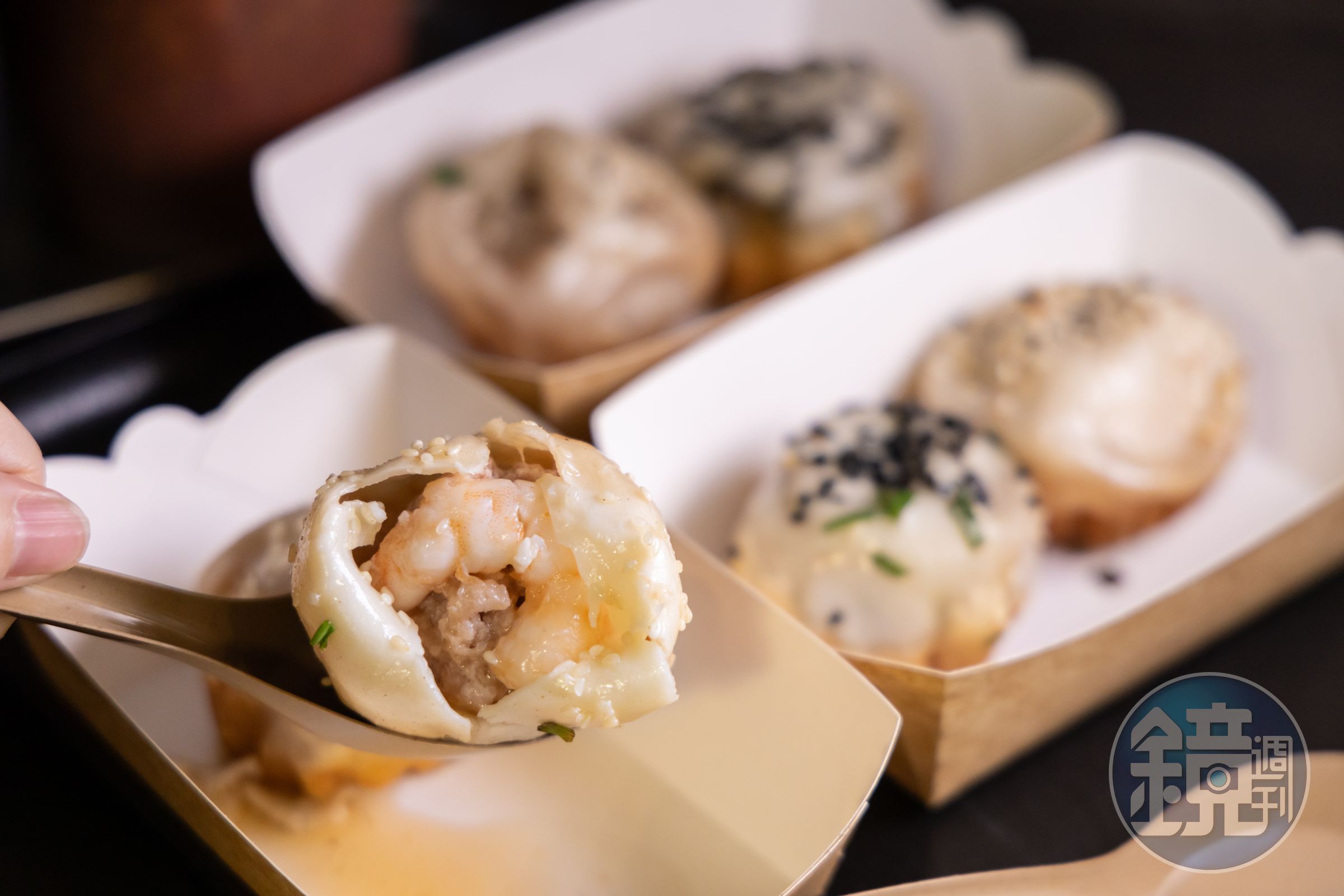 鮮蝦口味的生煎包，真材實料地包入一整隻蝦仁。（D餐，港幣80元／6顆，含招牌、鮮蝦、黑松露口味）