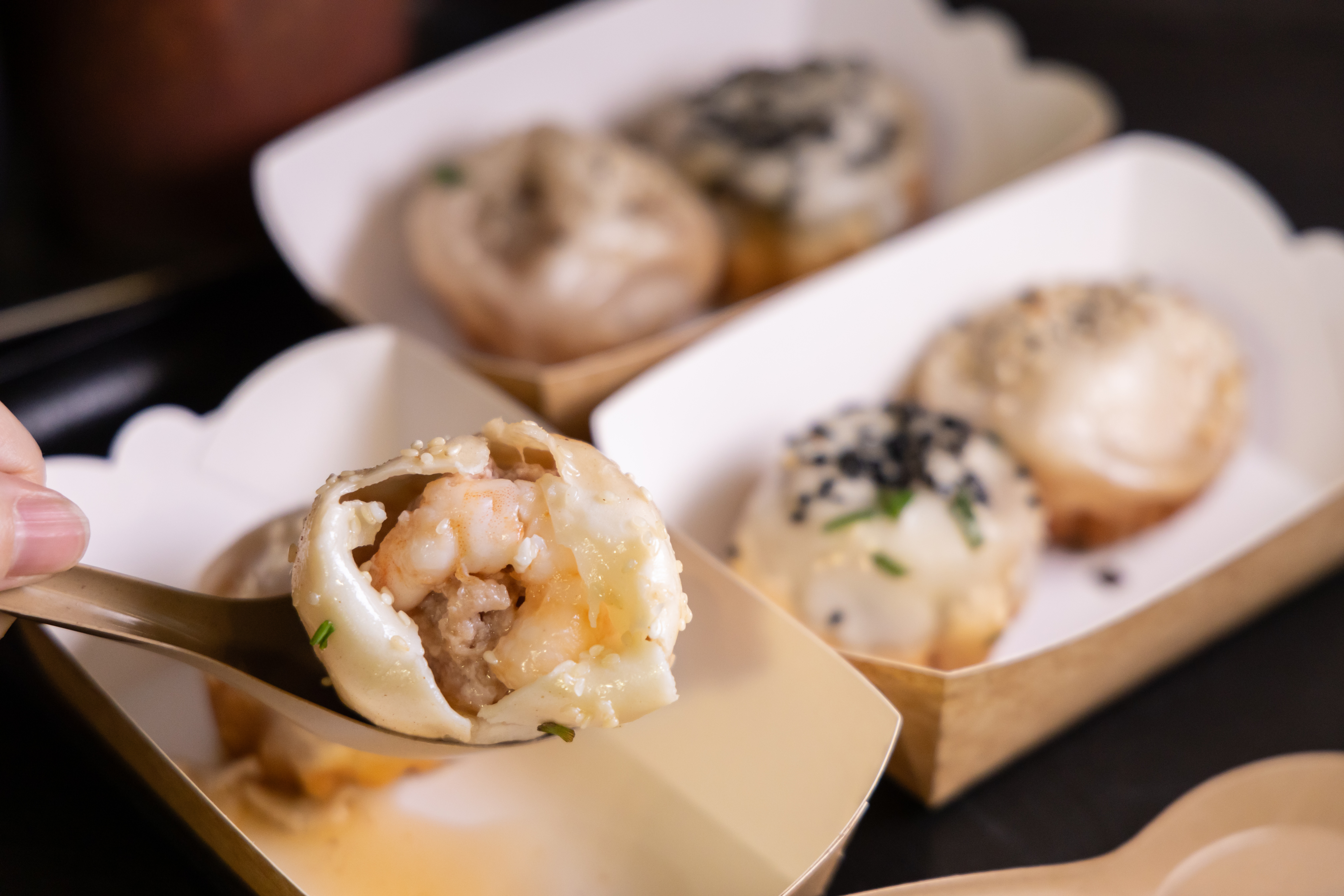 鮮蝦口味的生煎包，真材實料地包入一整隻蝦仁。（D餐，港幣80元／6顆，含招牌、鮮蝦、黑松露口味）