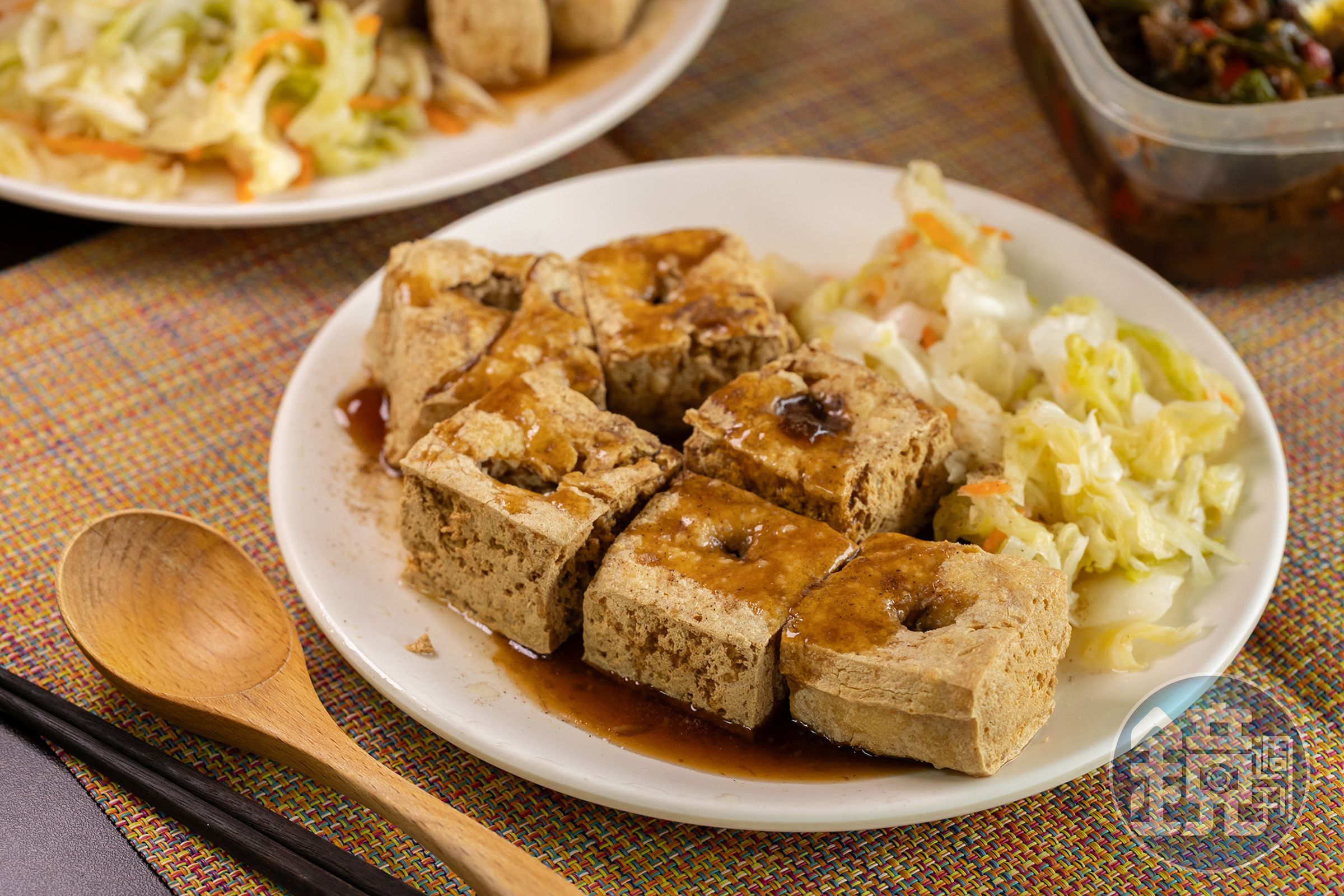 花中傳奇的「炸臭豆腐」不僅有外酥內嫩的口感與豆香，還撒上胡椒粉與菜脯辣椒，吃起來風味更豐富。（90元／大份）
