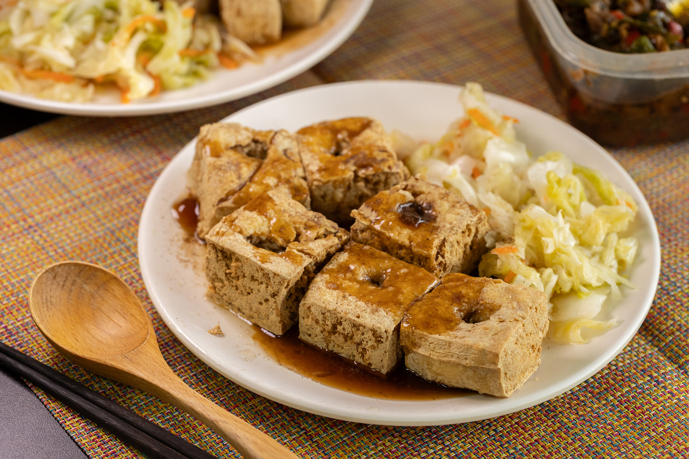 花中傳奇的「炸臭豆腐」不僅有外酥內嫩的口感與豆香,還撒上胡椒粉與菜脯辣椒,吃起來風味更豐富。(90元/大份)