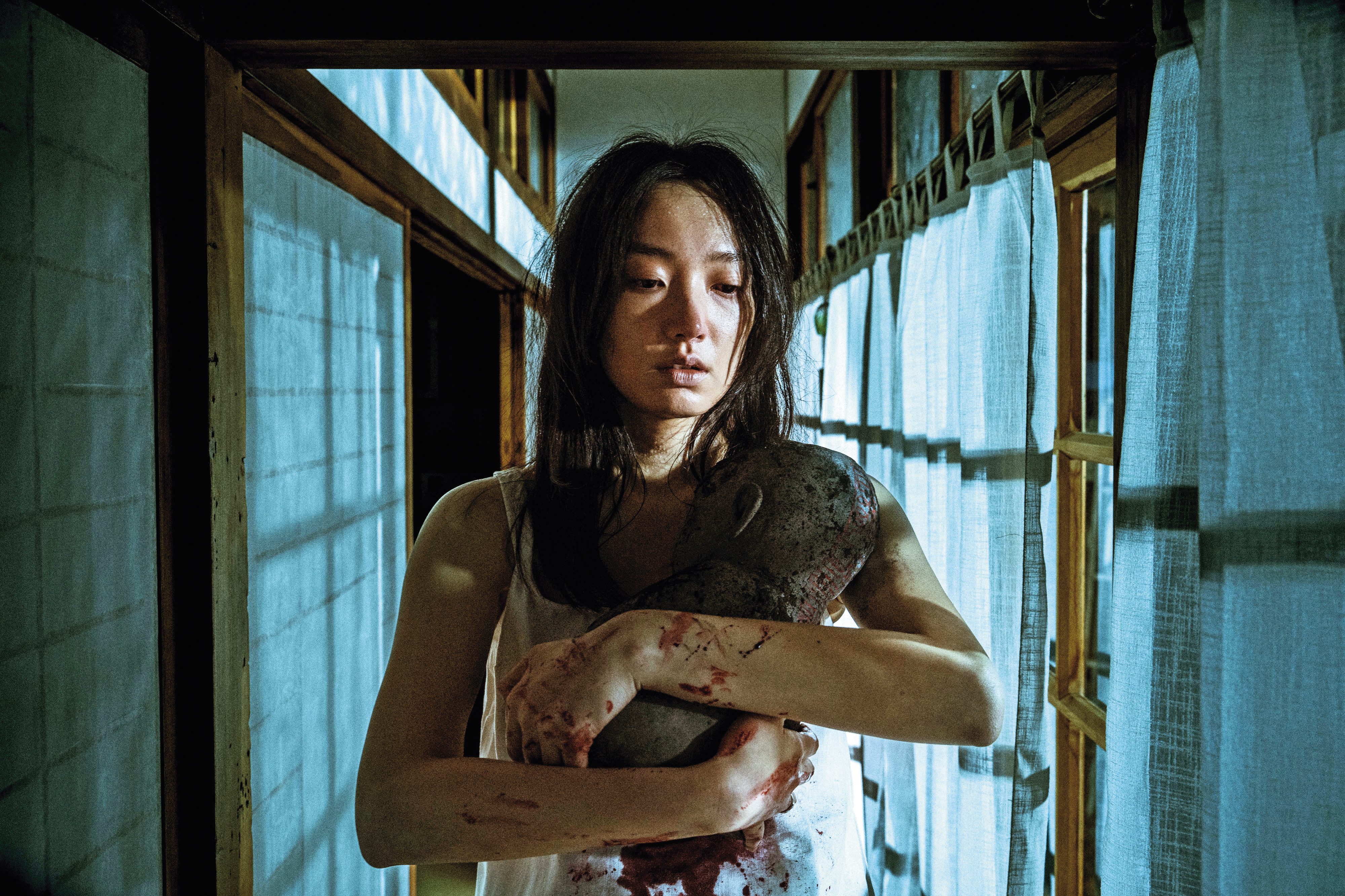 片中蔡思韵飾演的孕婦因一尊神祕泥偶，開始產生奇怪的變化。（天予電影提供）