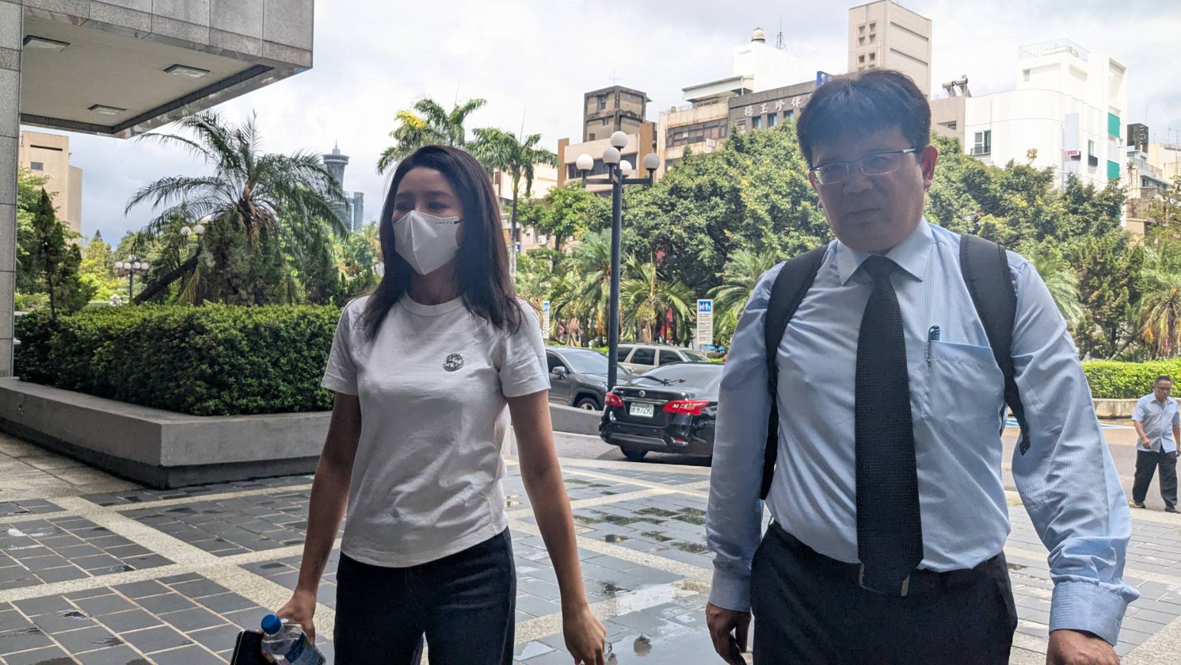 最美董座徐培菁今下午到調查庭接受詢問。 