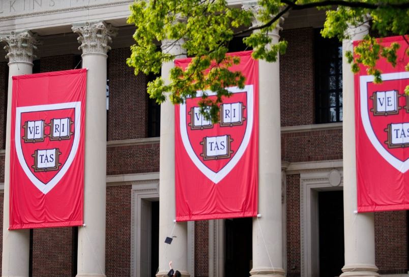 川普哈佛外籍生入境禁令有變數，法官頒臨時限制令暫擋下。（翻攝Harvard University臉書）