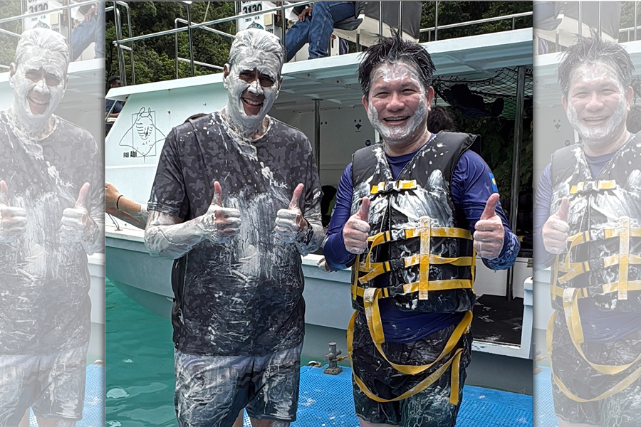 林佳龍體驗了帛琉當地獨特的火山泥敷臉療程。（翻攝林佳龍臉書）