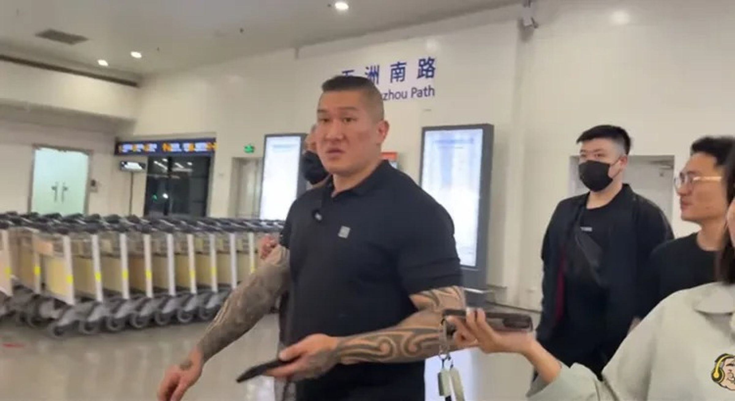 館長抵達上海後,不斷大讚中國,話題一度衝上微博熱搜榜,但多數中國人不埋單。(翻攝自YouTube@館長惡名昭彰)