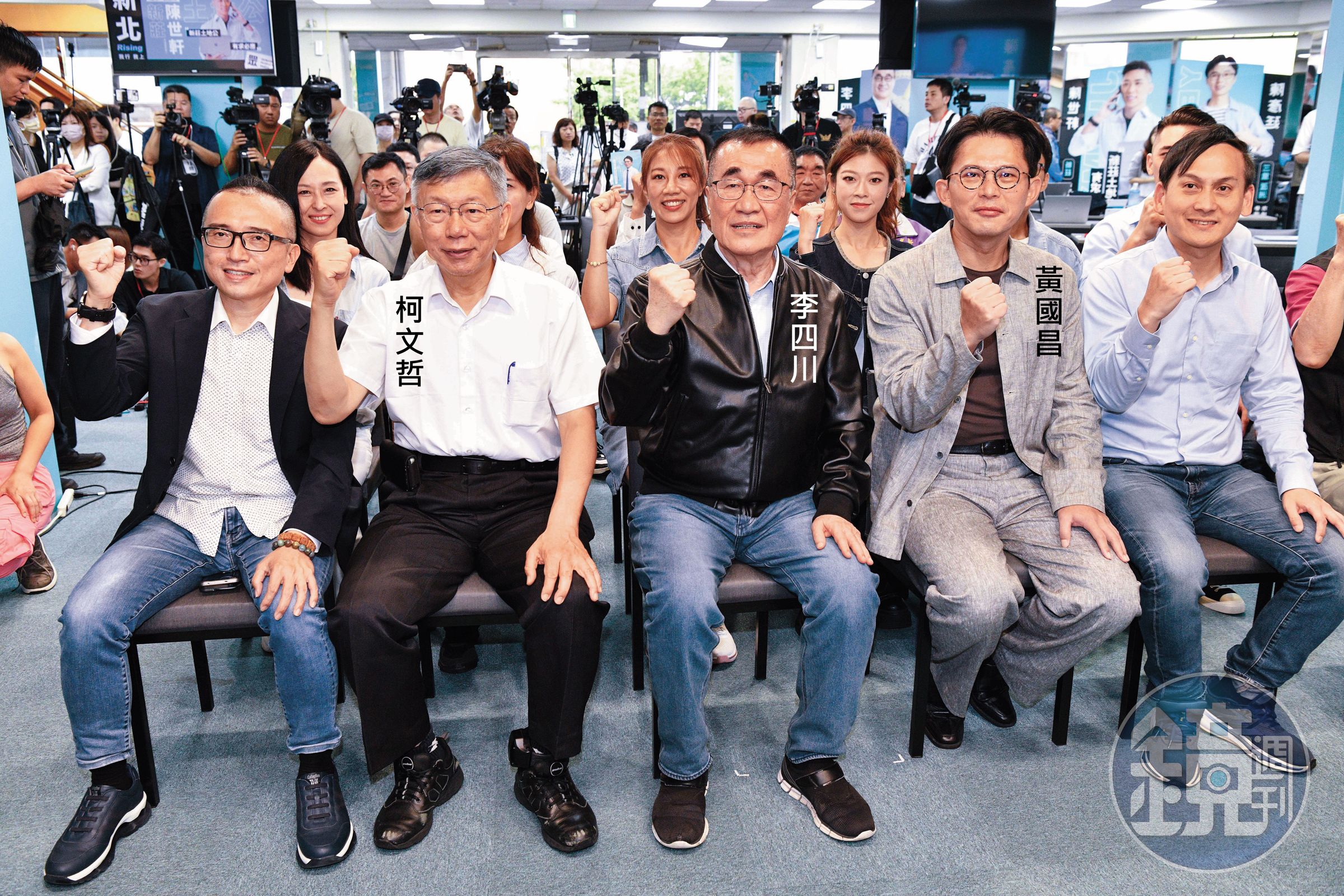 藍白加速整合，但民眾黨內紛爭不斷、內鬥加劇。圖為黃國昌、柯文哲6日率黨內小雞成立新北市聯合競總暨李四川後援會。（鏡報李智為）
