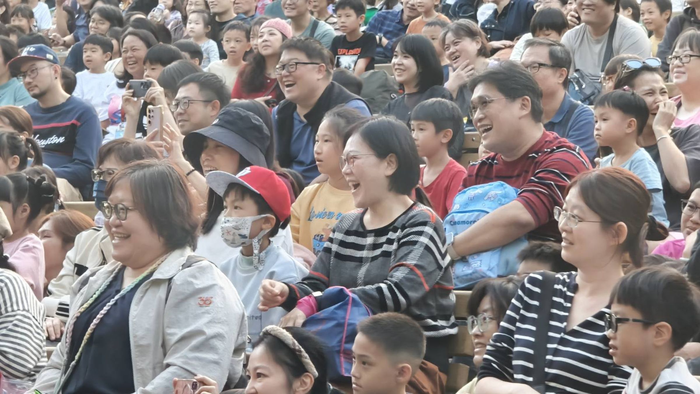 紙風車劇團《武松打虎》大安森林公園開演,吸引2,500人觀賞「笑聲不斷」超幸福。(紙風車提供)