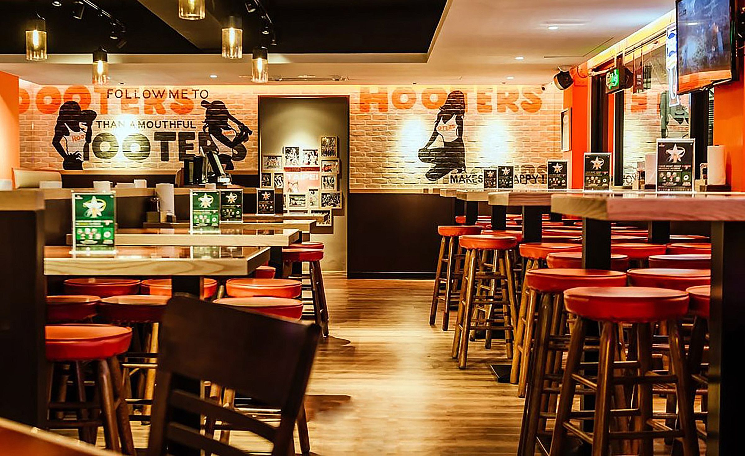 位於台北捷運南京復興站旁的「Hooters慶城店」，自1997年開幕至今，始終是美式歡樂聚餐的代表地點之一。（Hooters提供）