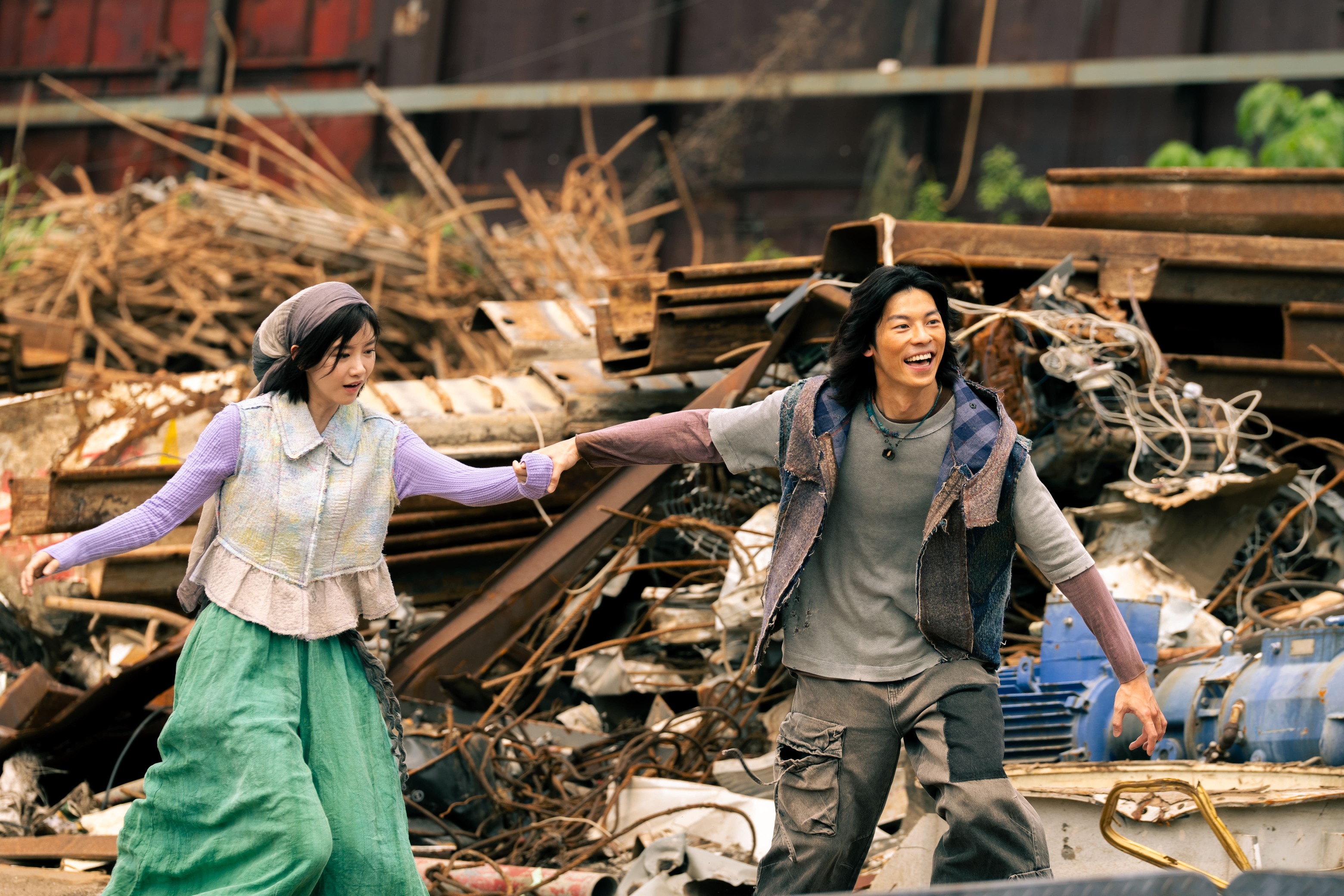 片中「長年區」居民都身穿劇組蒐集來的二手衣改造服裝，男、女主角許光漢（右）與袁澧林（左）也一樣。（甲上娛樂提供）