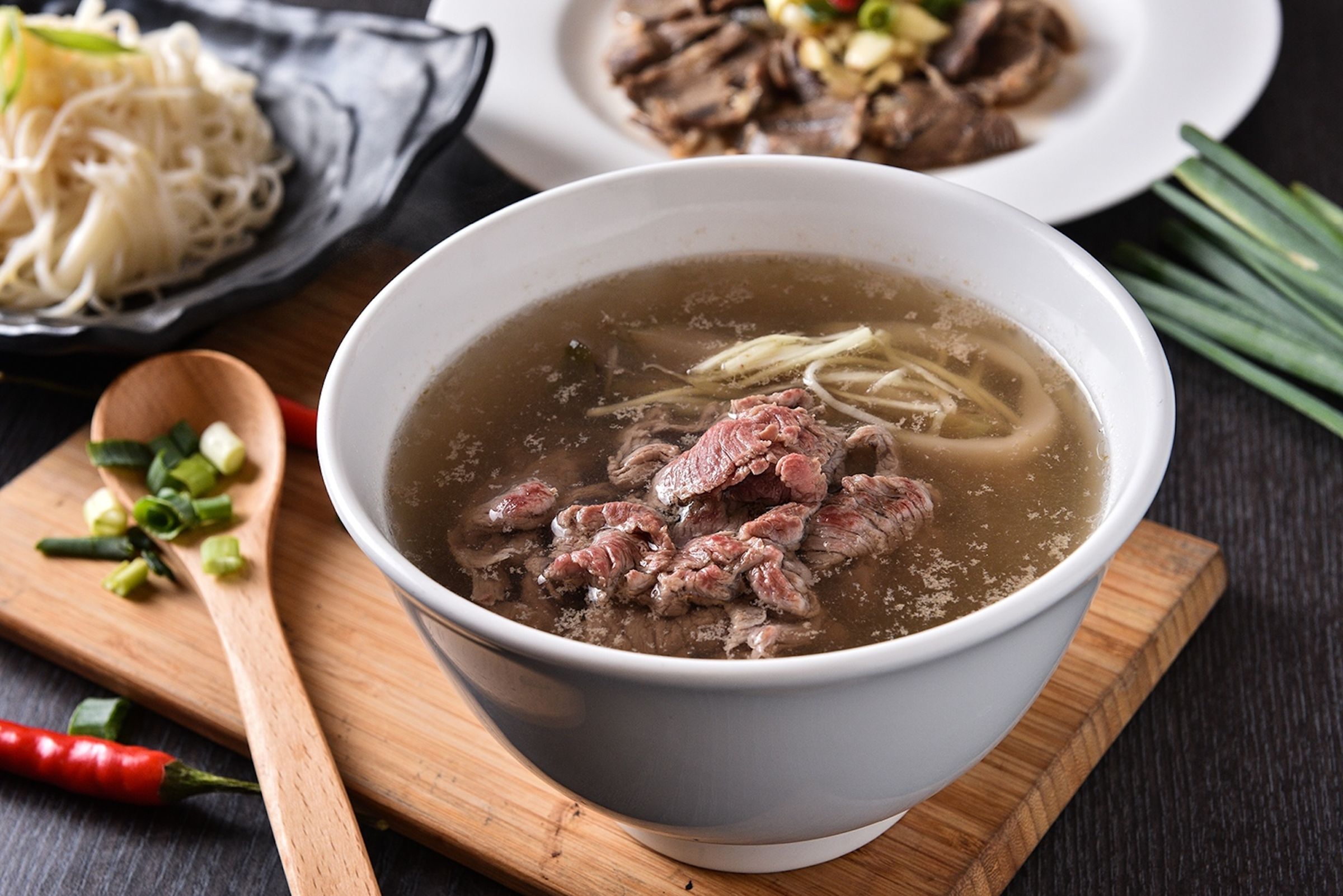 「咩灣裡羊肉店」選用每日新鮮配送的台南善化溫體羊，招牌山羊鍋以純羊肉熬煮約5小時，肉質軟嫩，湯頭溫潤甘甜。（米其林提供）