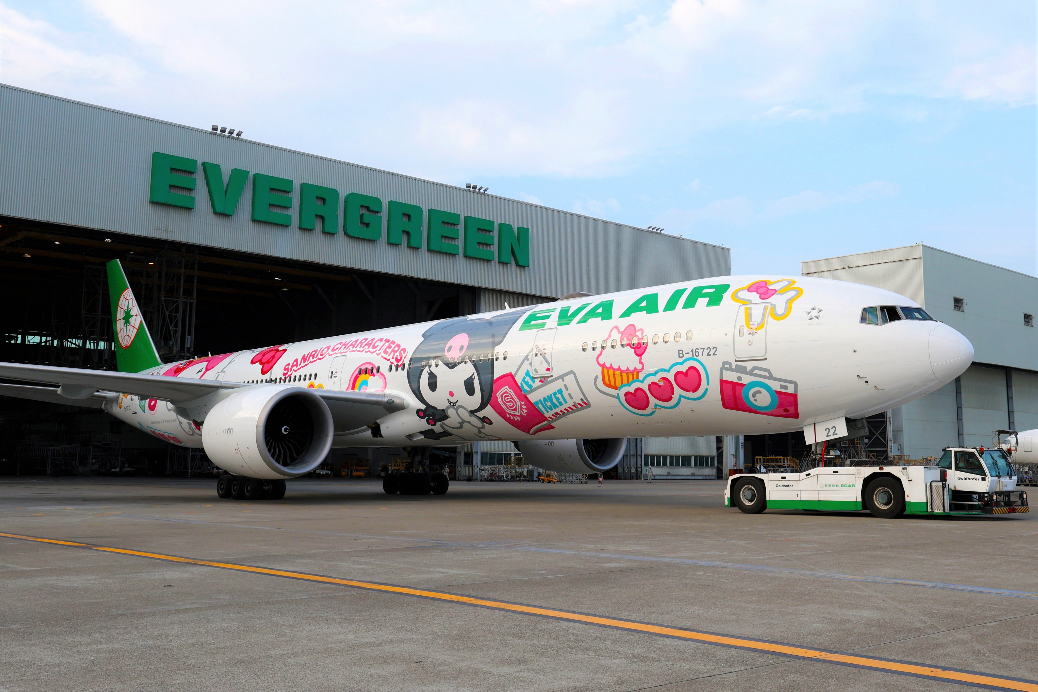 長榮航空與三麗鷗公司合作的Hello Kitty彩繪機再添新成員「閨蜜機」，機身上有可愛的Hello Kitty、美樂蒂和深受年輕人喜愛的酷洛米，即日起飛航台北-芝加哥航線。