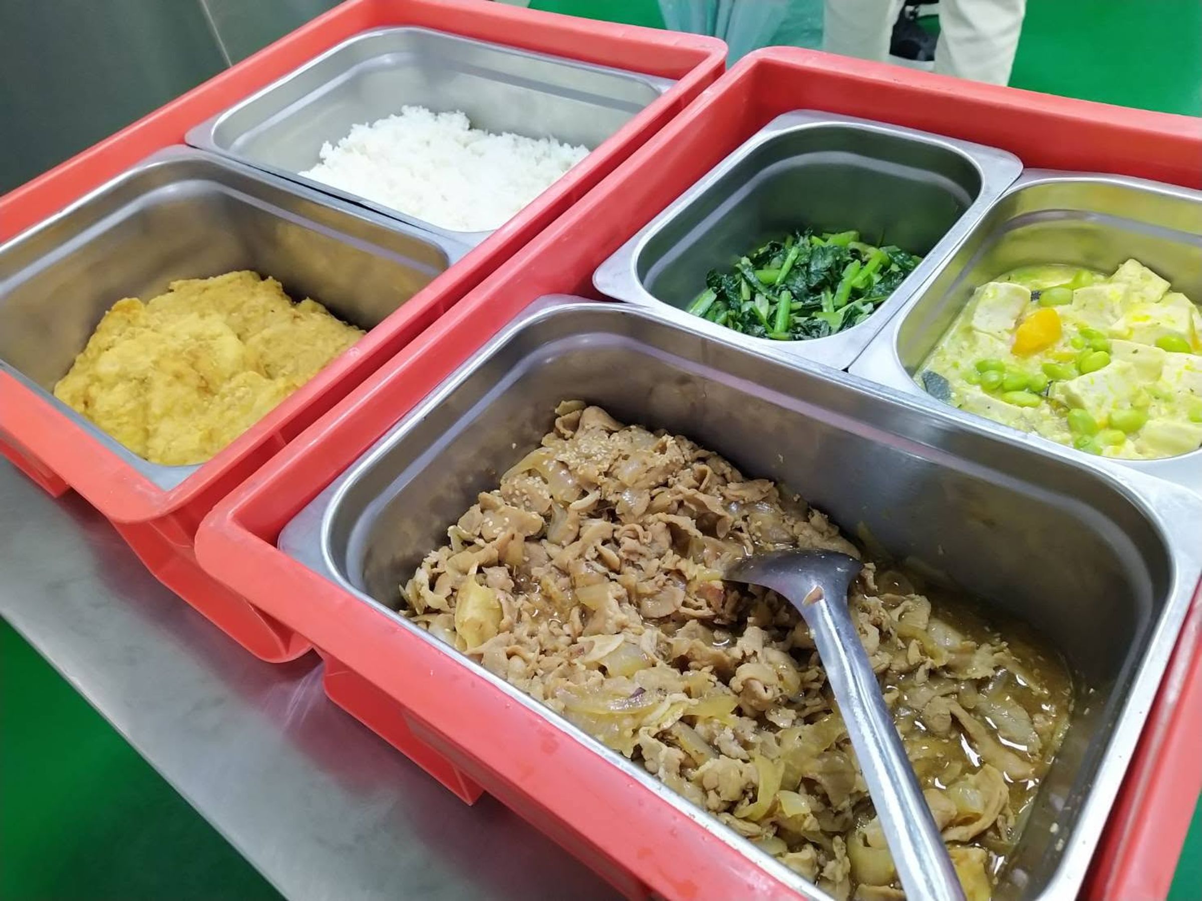 台北市國中小新學期全面推行免費營養午餐，政策上路後菜色品質與廚餘處理持續引發各界討論，如今更爆出食安疑慮。示意圖（翻攝自台北市教育局）