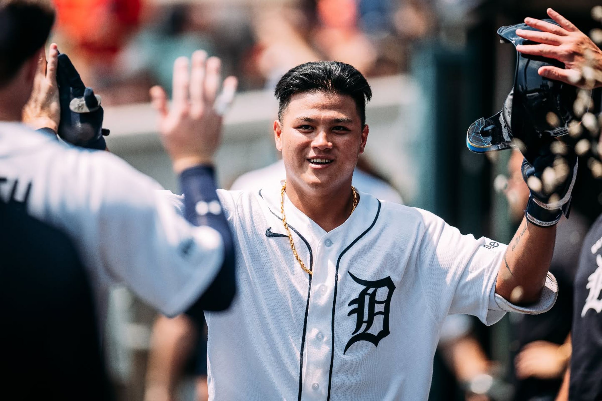 李灝宇開轟後與隊友擊掌。(翻攝Threads@tigers)